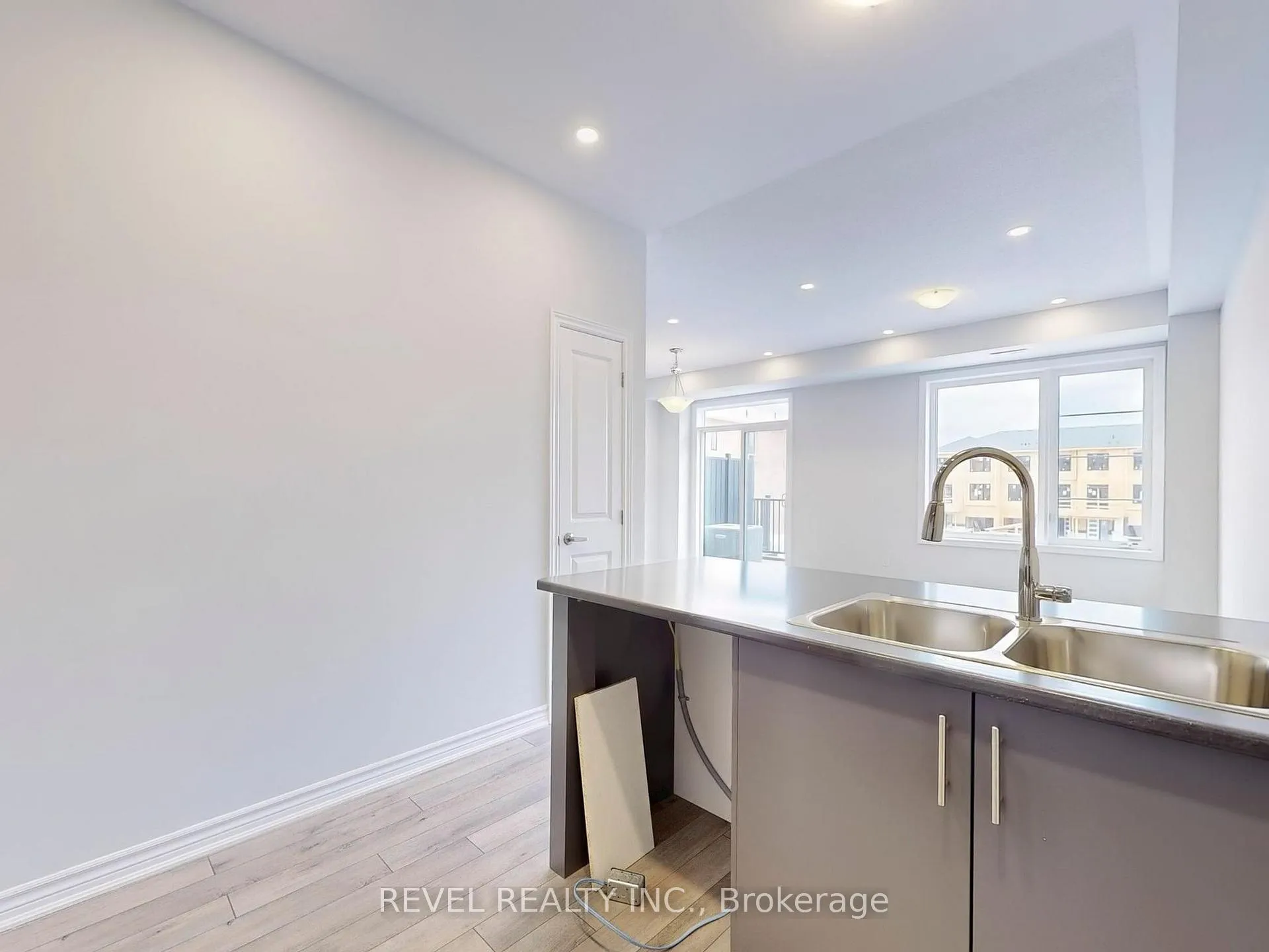 Photo 10 of 1048 Porcupine Path, Oshawa, Kedron — HOMEH
