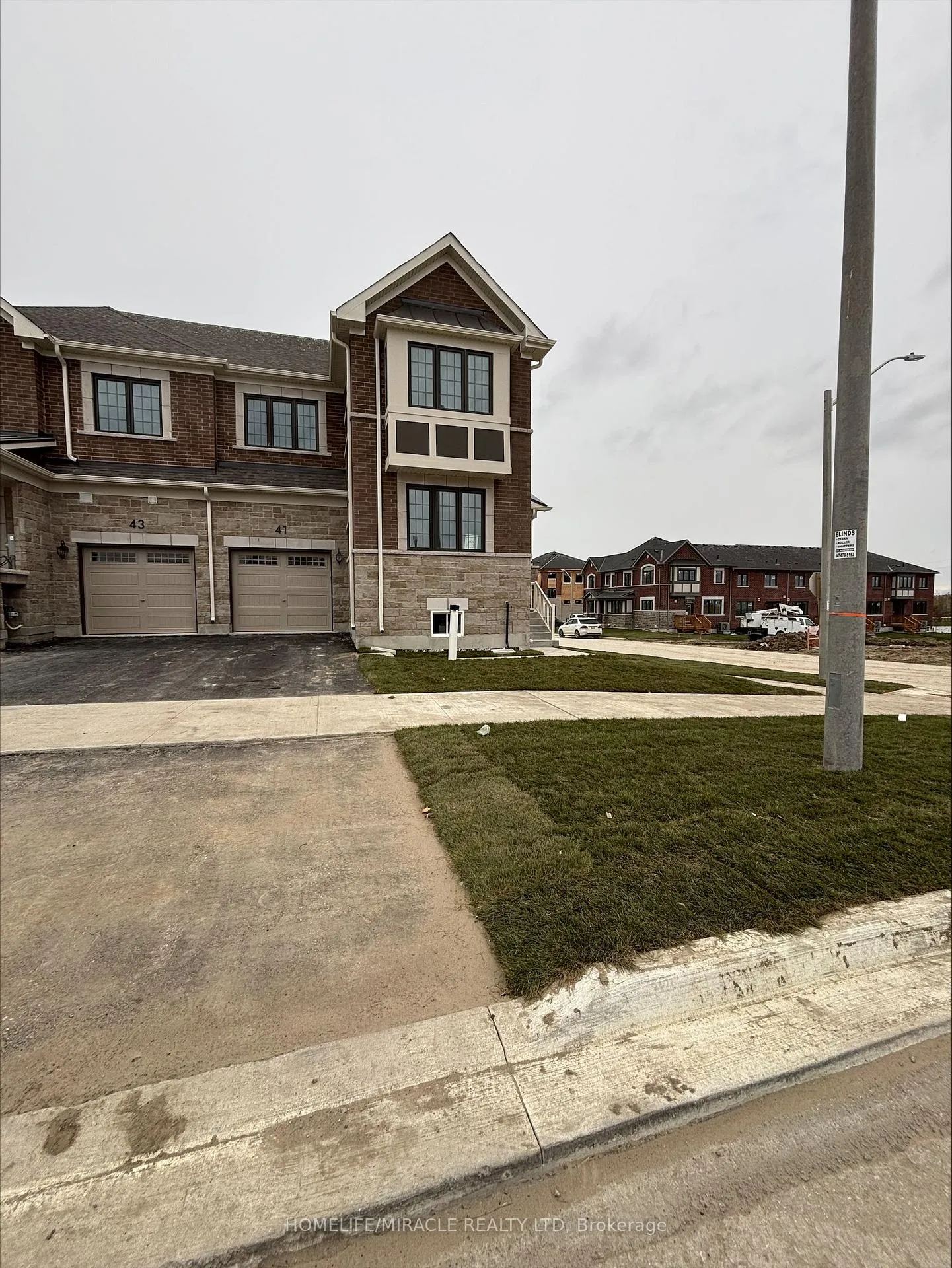 Photo 3 of 41 Lower Street, Barrie, Rural Barrie Southeast — HOMEH
