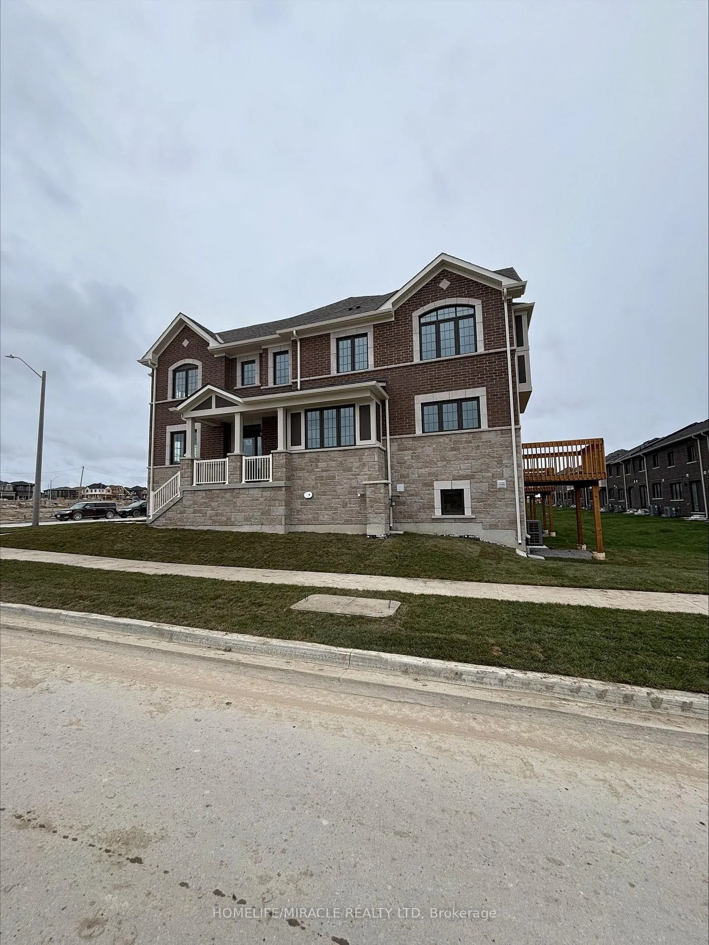 Photo 5 of 41 Lower Street, Barrie, Rural Barrie Southeast — HOMEH