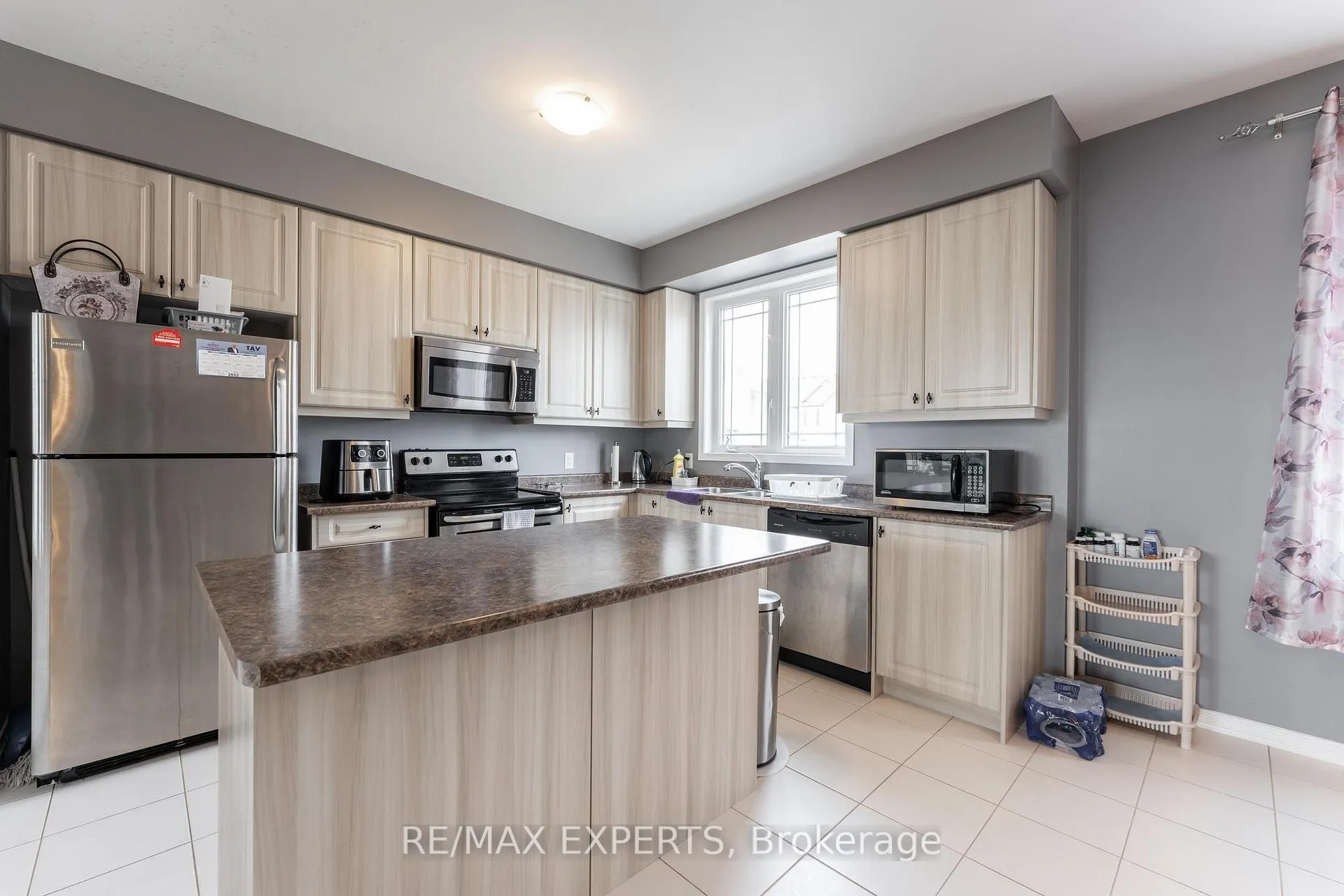 Photo 9 of 404 Dougall Avenue, Caledon, Rural Caledon — HOMEH
