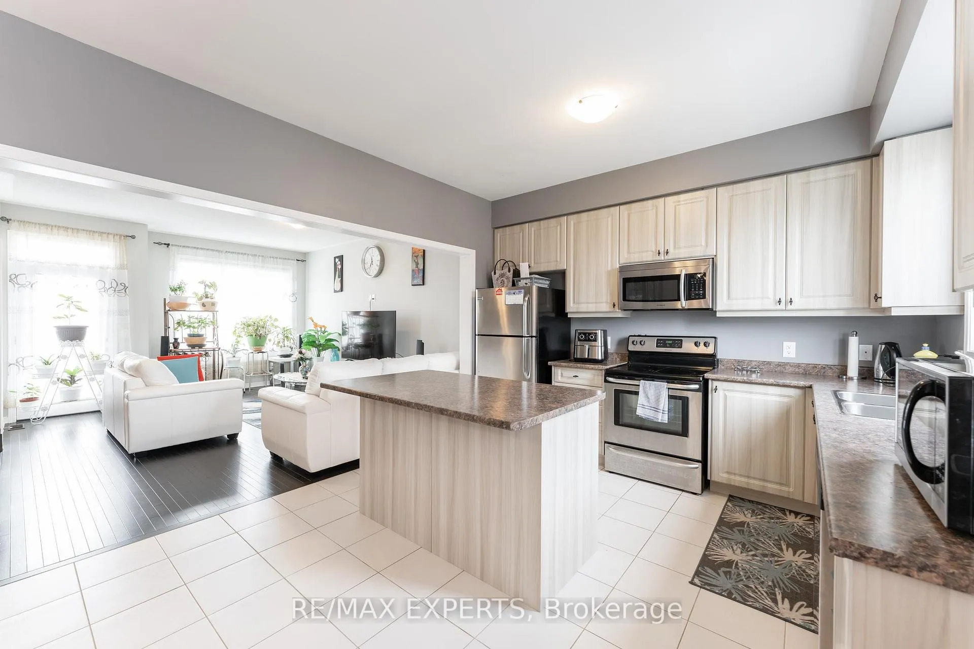 Photo 10 of 404 Dougall Avenue, Caledon, Rural Caledon — HOMEH