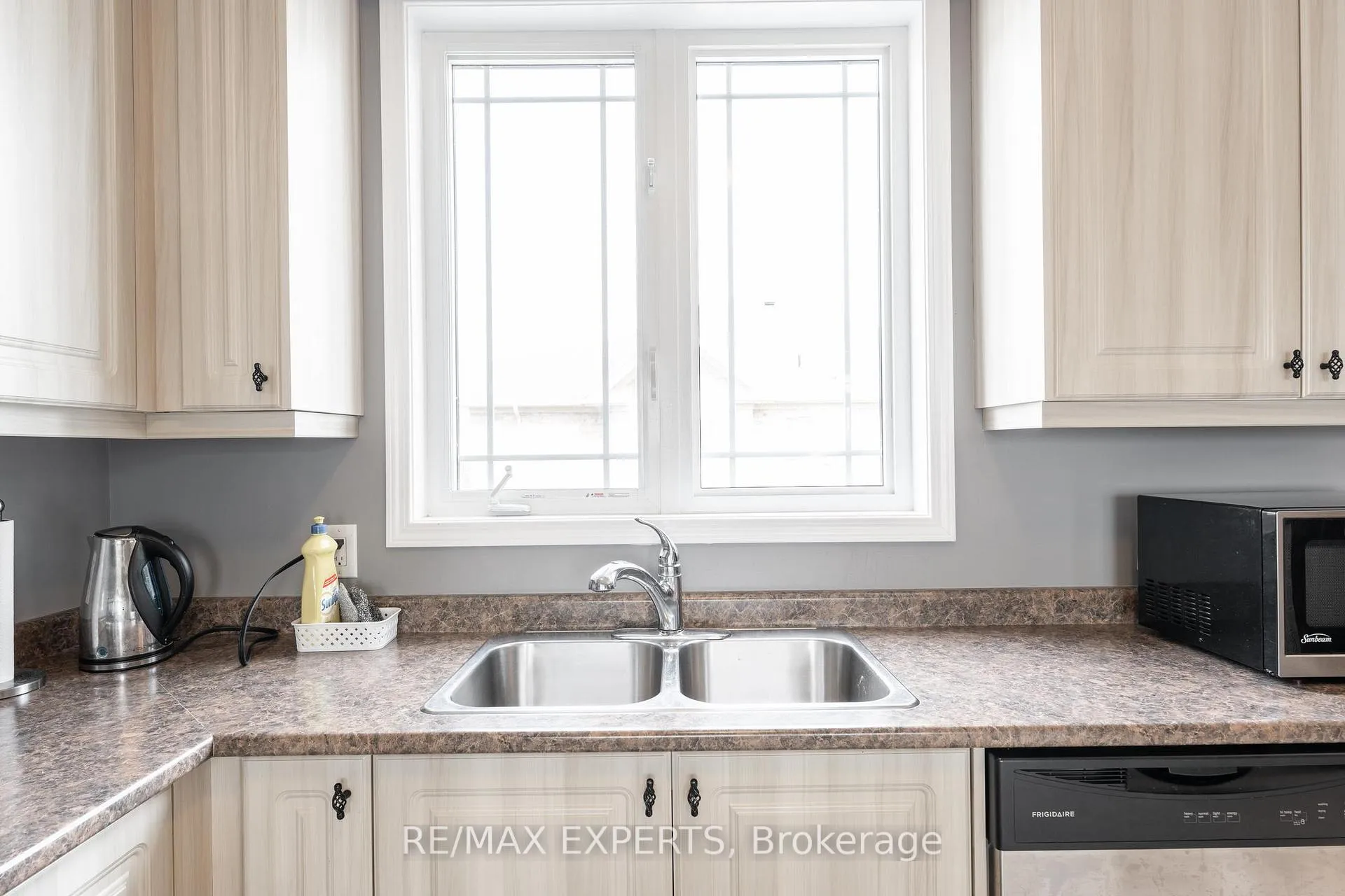 Photo 11 of 404 Dougall Avenue, Caledon, Rural Caledon — HOMEH