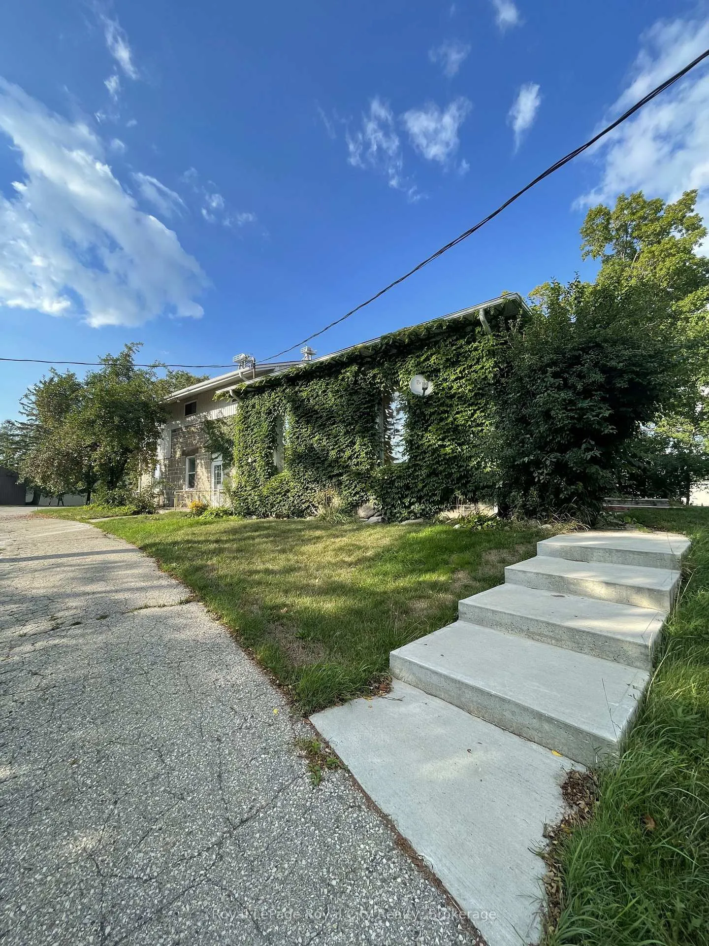 Photo 3 of 245 Speedvale Avenue W, Guelph, Junction/Onward Willow — HOMEH