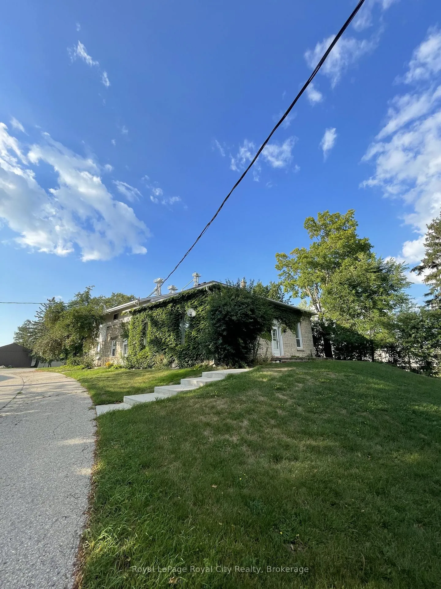 Photo 5 of 245 Speedvale Avenue W, Guelph, Junction/Onward Willow — HOMEH