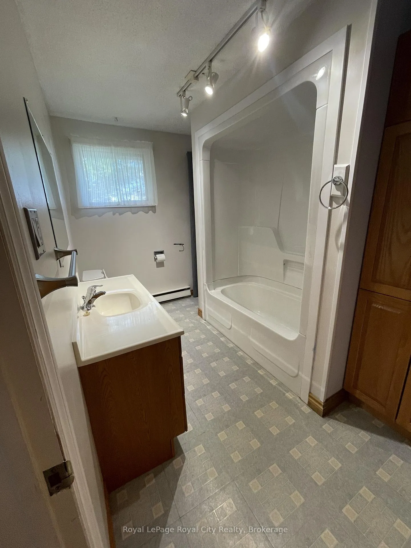 Photo 11 of 245 Speedvale Avenue W, Guelph, Junction/Onward Willow — HOMEH