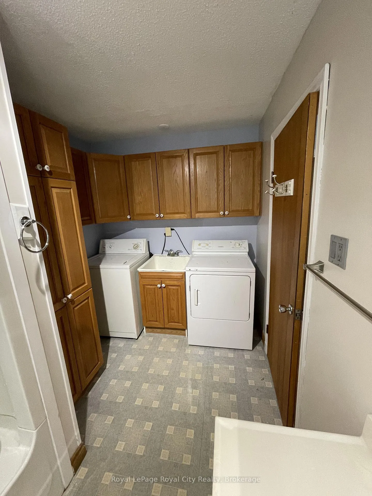Photo 13 of 245 Speedvale Avenue W, Guelph, Junction/Onward Willow — HOMEH
