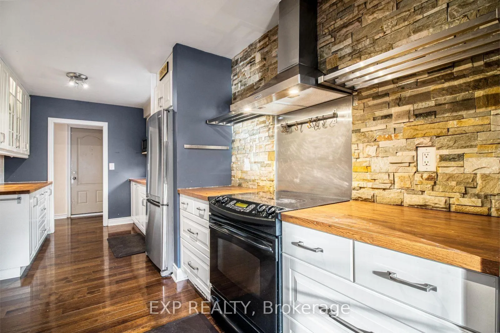 Photo 8 of 6 Erlesmere Avenue, Brampton, Brampton East — HOMEH