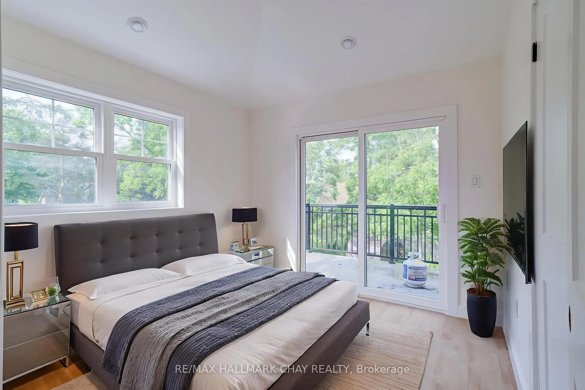 Photo 6 of 153 Mary Street, Barrie, Queen's Park — HOMEH