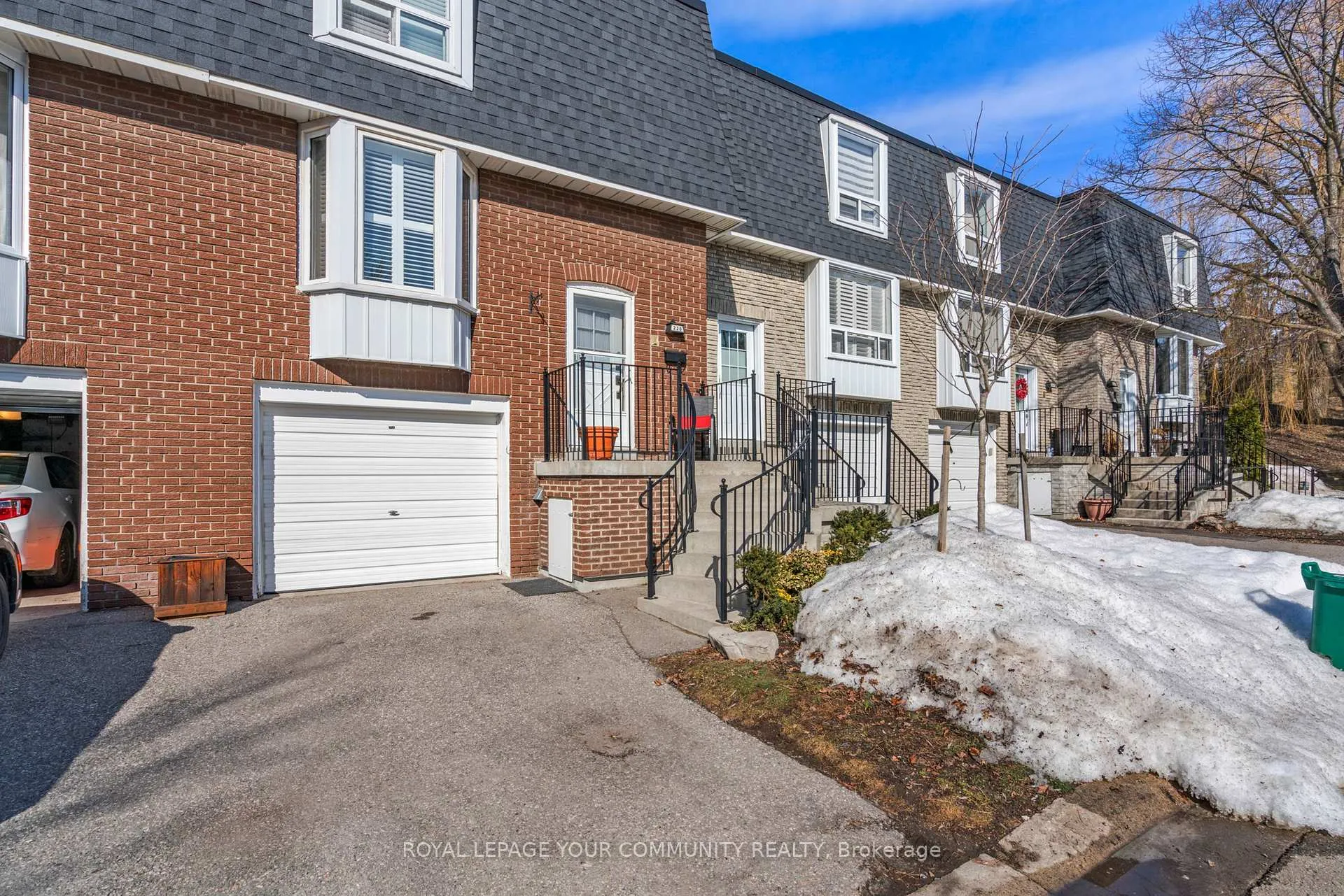 Front of 220 Royal Orchard Boulevard
