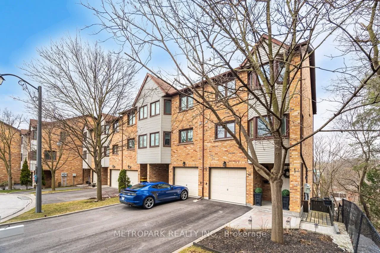 Photo 2 of 47 Old Firehall Lane, Vaughan, West Woodbridge — HOMEH