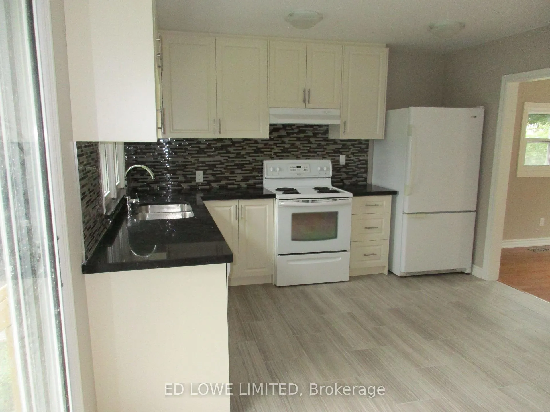 Photo 10 of 107 Letitia Street, Barrie, North Shore — HOMEH