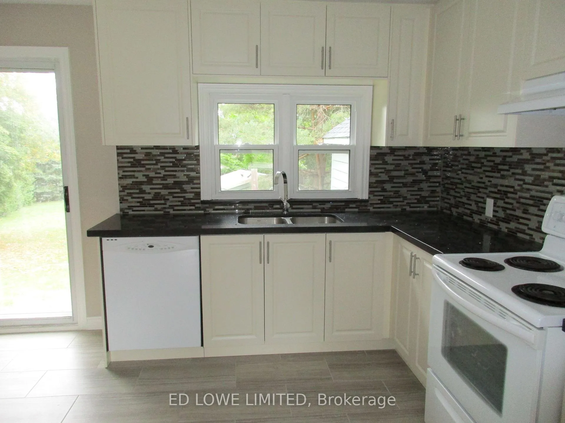 Photo 11 of 107 Letitia Street, Barrie, North Shore — HOMEH