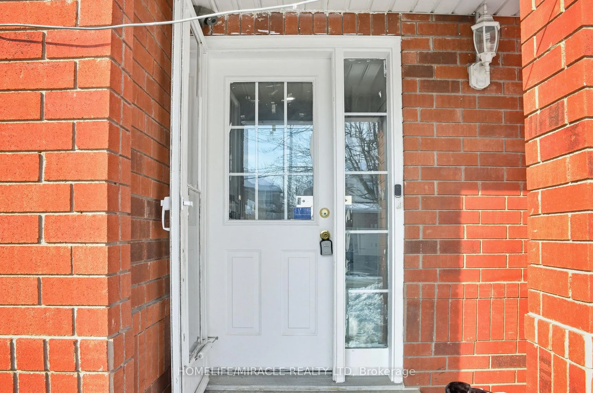 Photo 3 of 7 Narrow Valley Crescent, Brampton, Sandringham-Wellington — HOMEH
