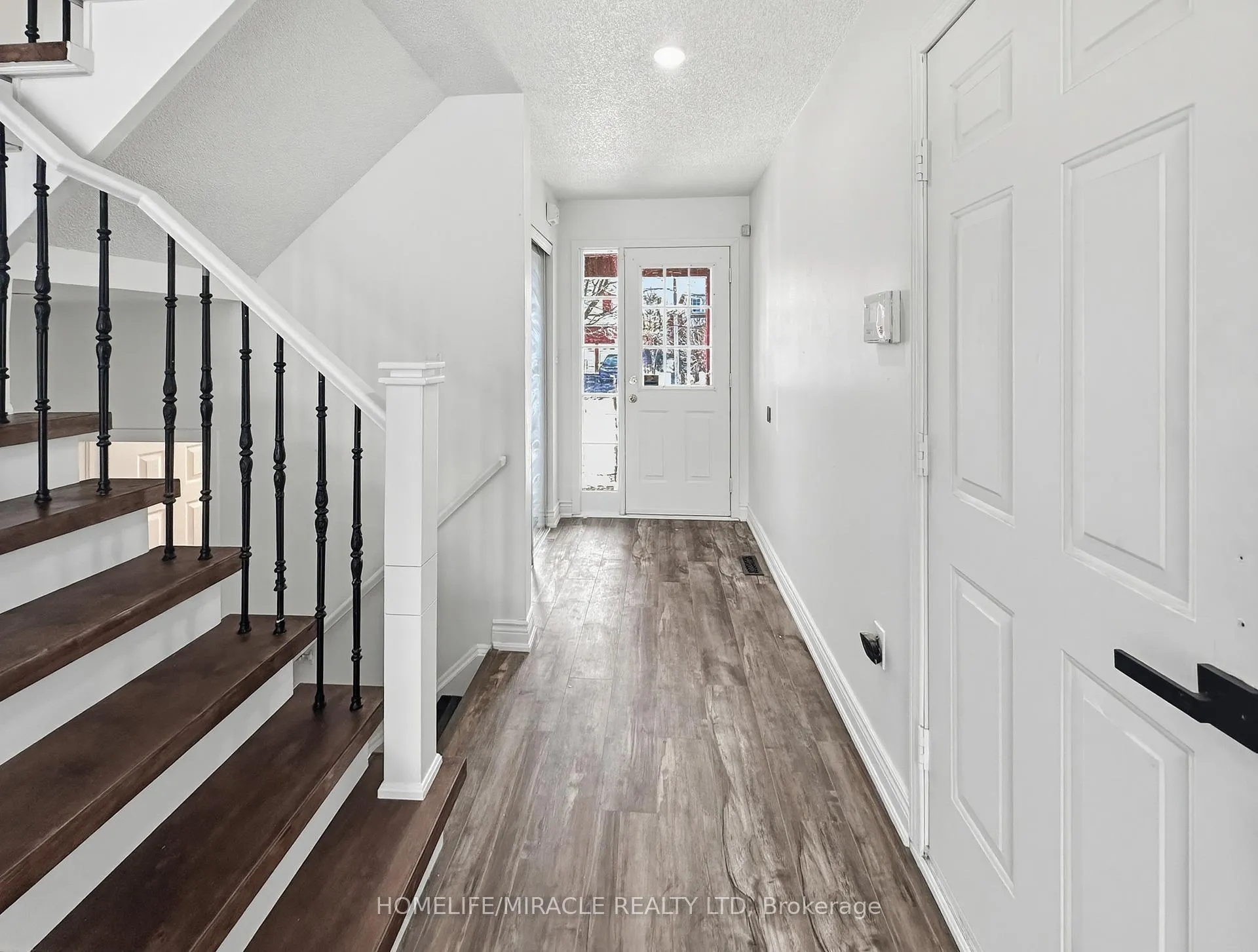 Photo 6 of 7 Narrow Valley Crescent, Brampton, Sandringham-Wellington — HOMEH
