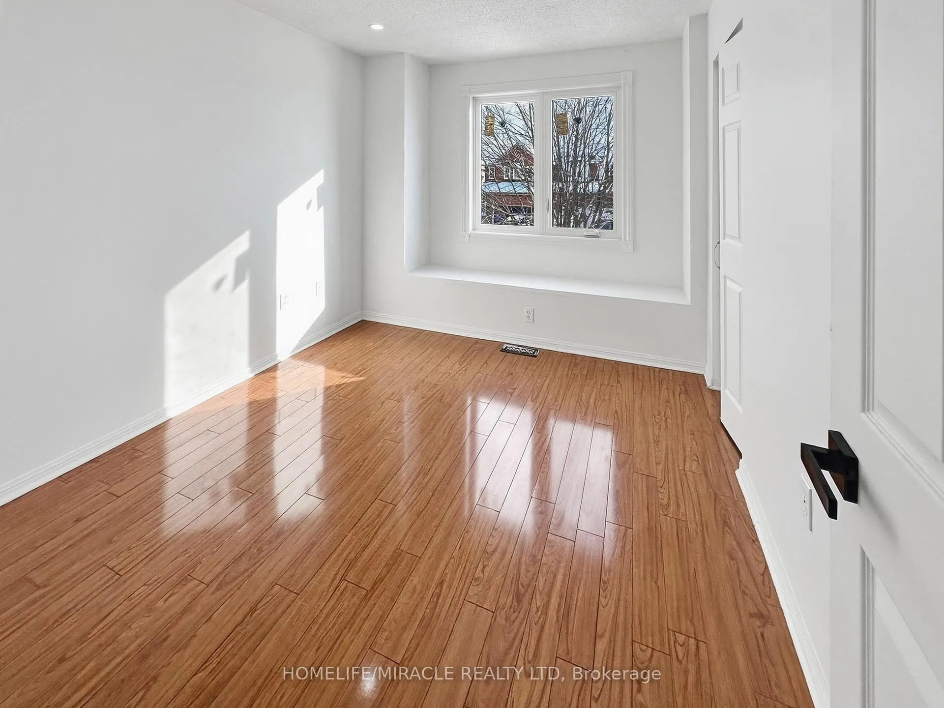 Photo 12 of 7 Narrow Valley Crescent, Brampton, Sandringham-Wellington — HOMEH