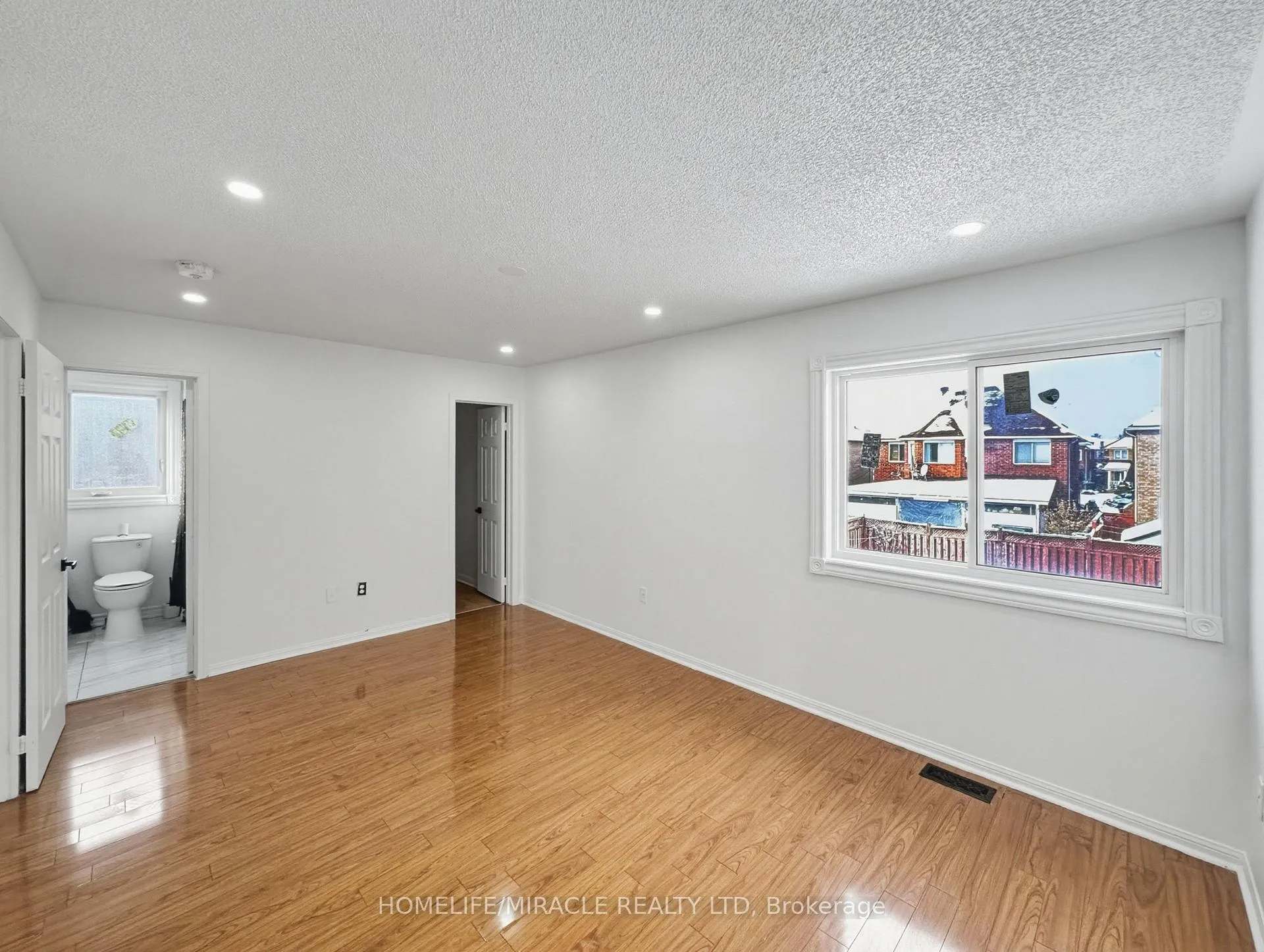Photo 13 of 7 Narrow Valley Crescent, Brampton, Sandringham-Wellington — HOMEH