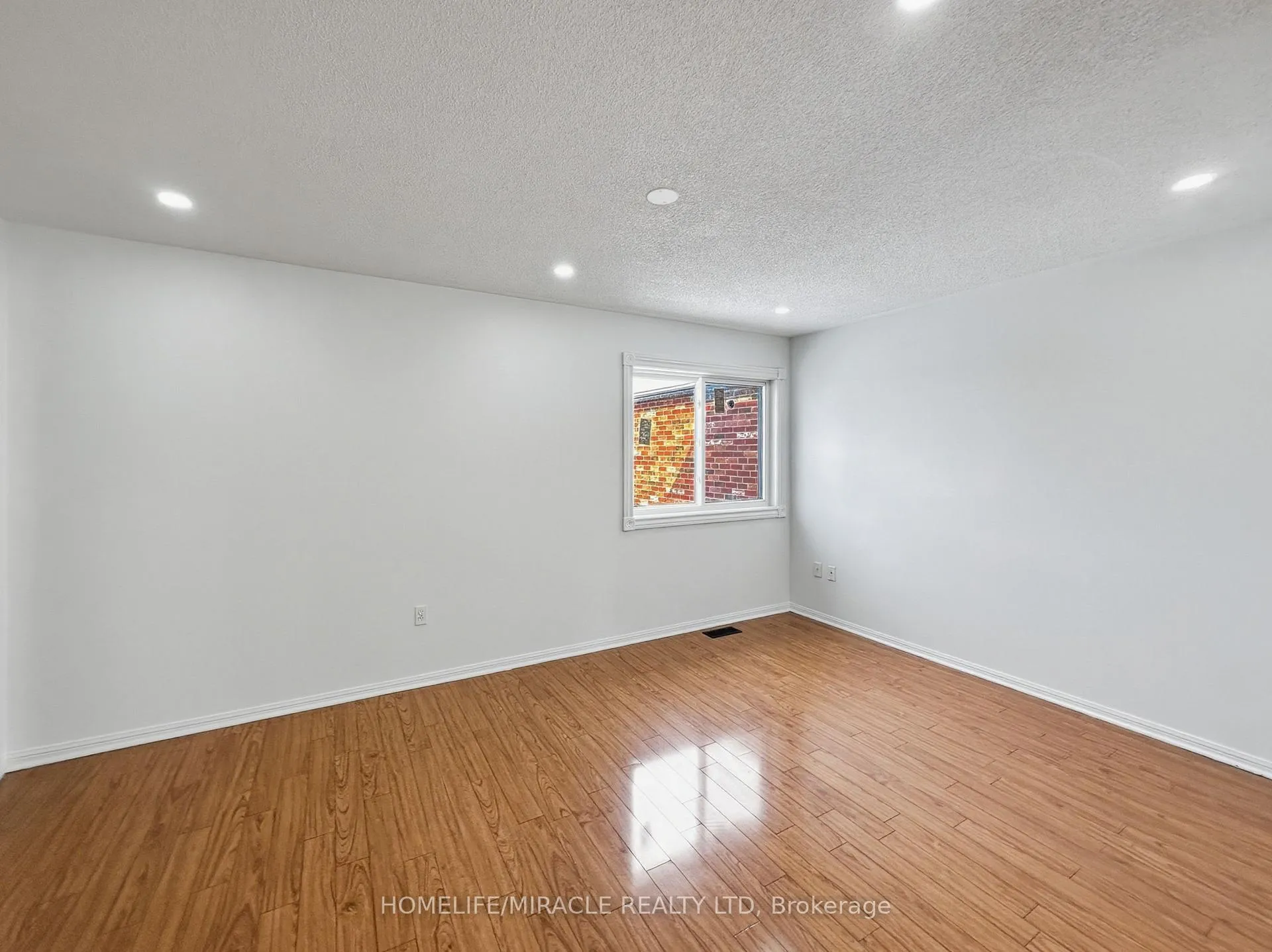 Photo 14 of 7 Narrow Valley Crescent, Brampton, Sandringham-Wellington — HOMEH