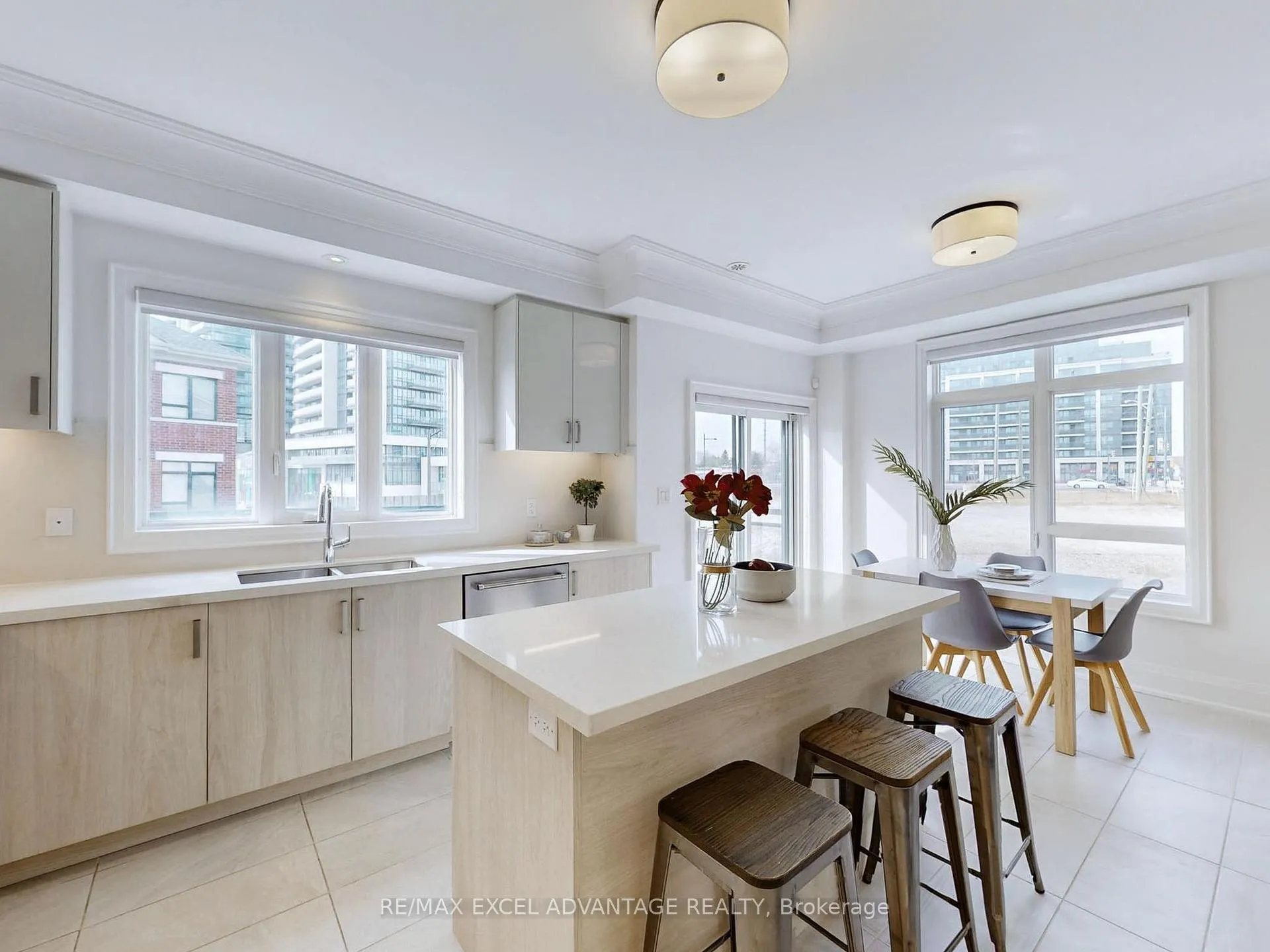 Photo 9 of 62 Saddlecreek Drive, Markham, Commerce Valley — HOMEH