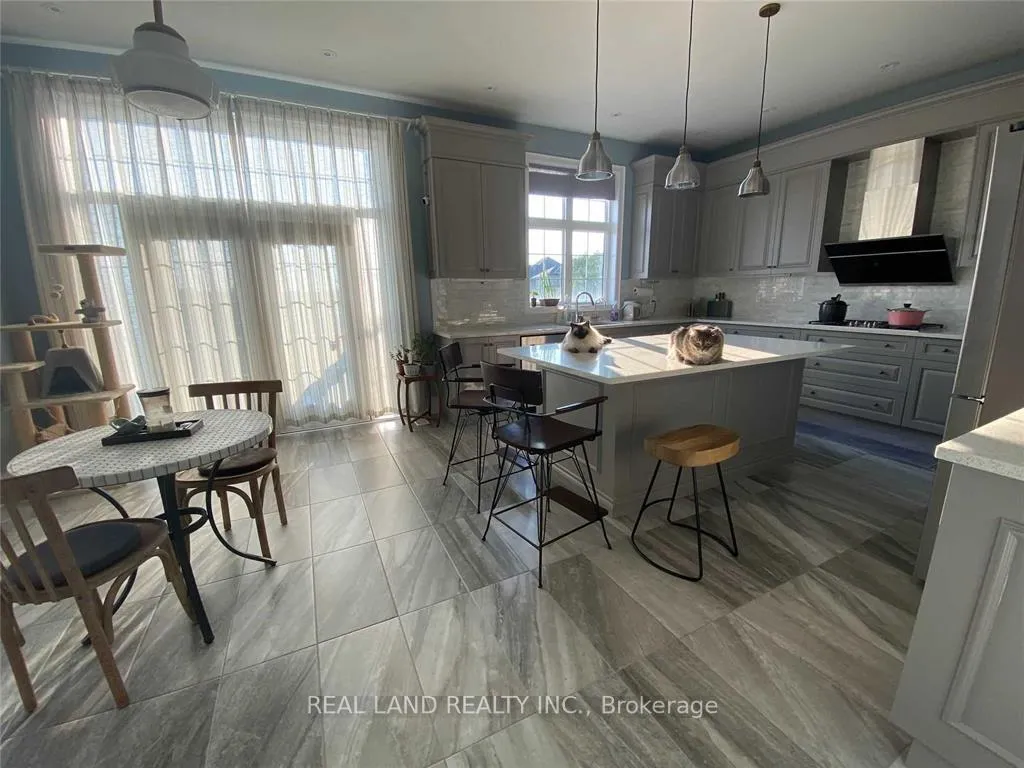 Photo 6 of 2 Castle Mountain Court, King, Nobleton — HOMEH