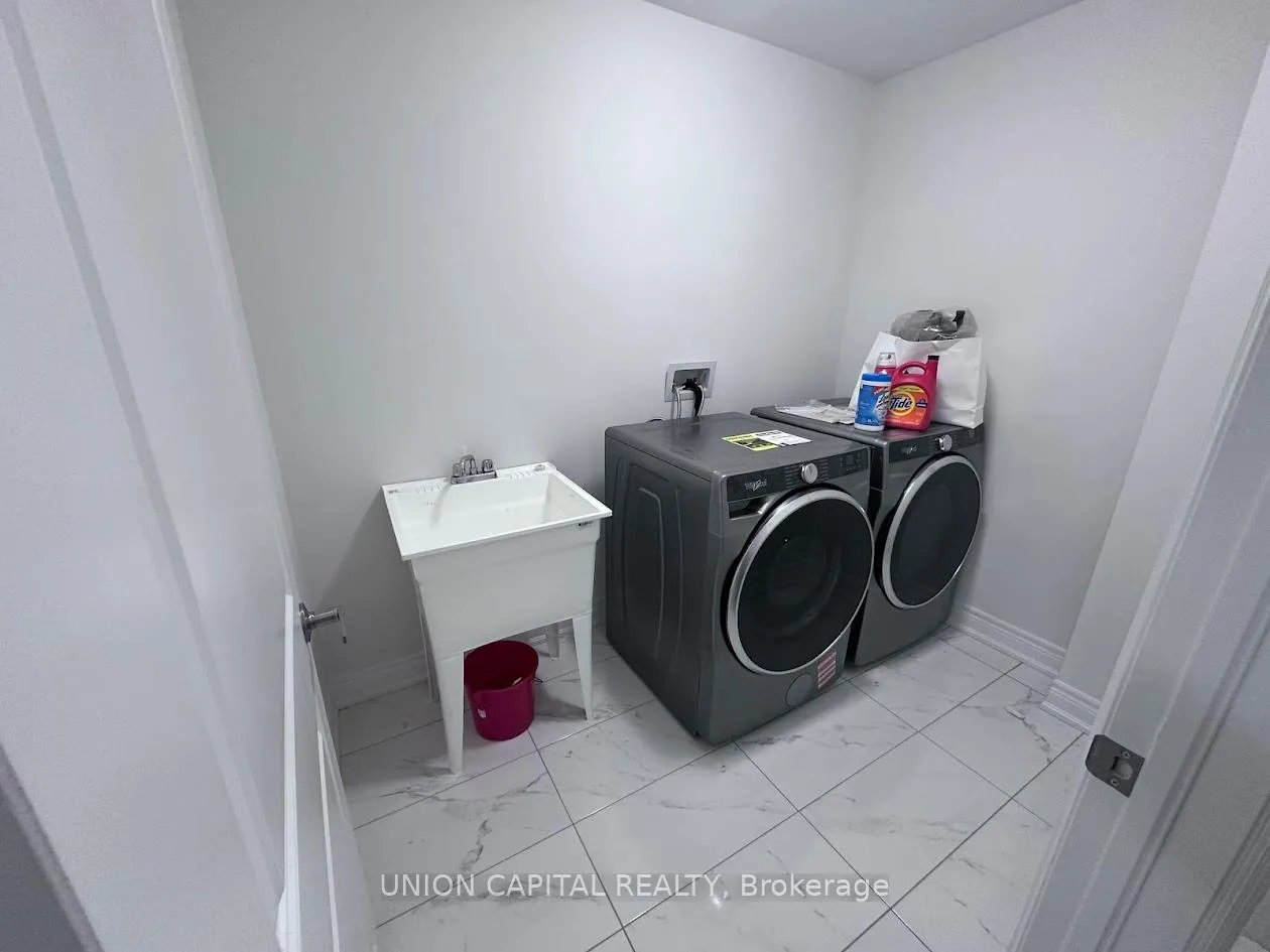 Photo 4 of 555 Vine Cliff Boulevard, Markham, Rural Markham — HOMEH