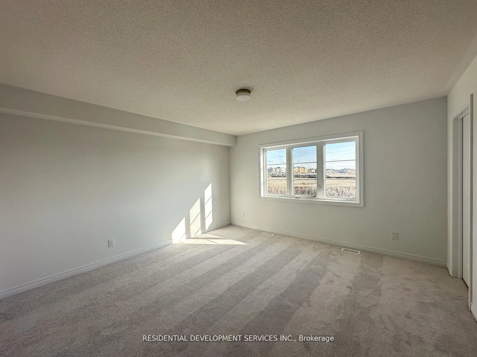 Photo 10 of 1082 Lockie Drive, Oshawa, Kedron — HOMEH