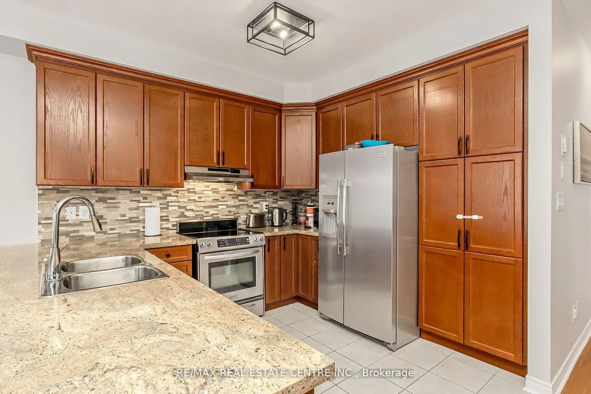 Photo 12 of 27 Cedar Lake Crescent, Brampton, Bram West — HOMEH