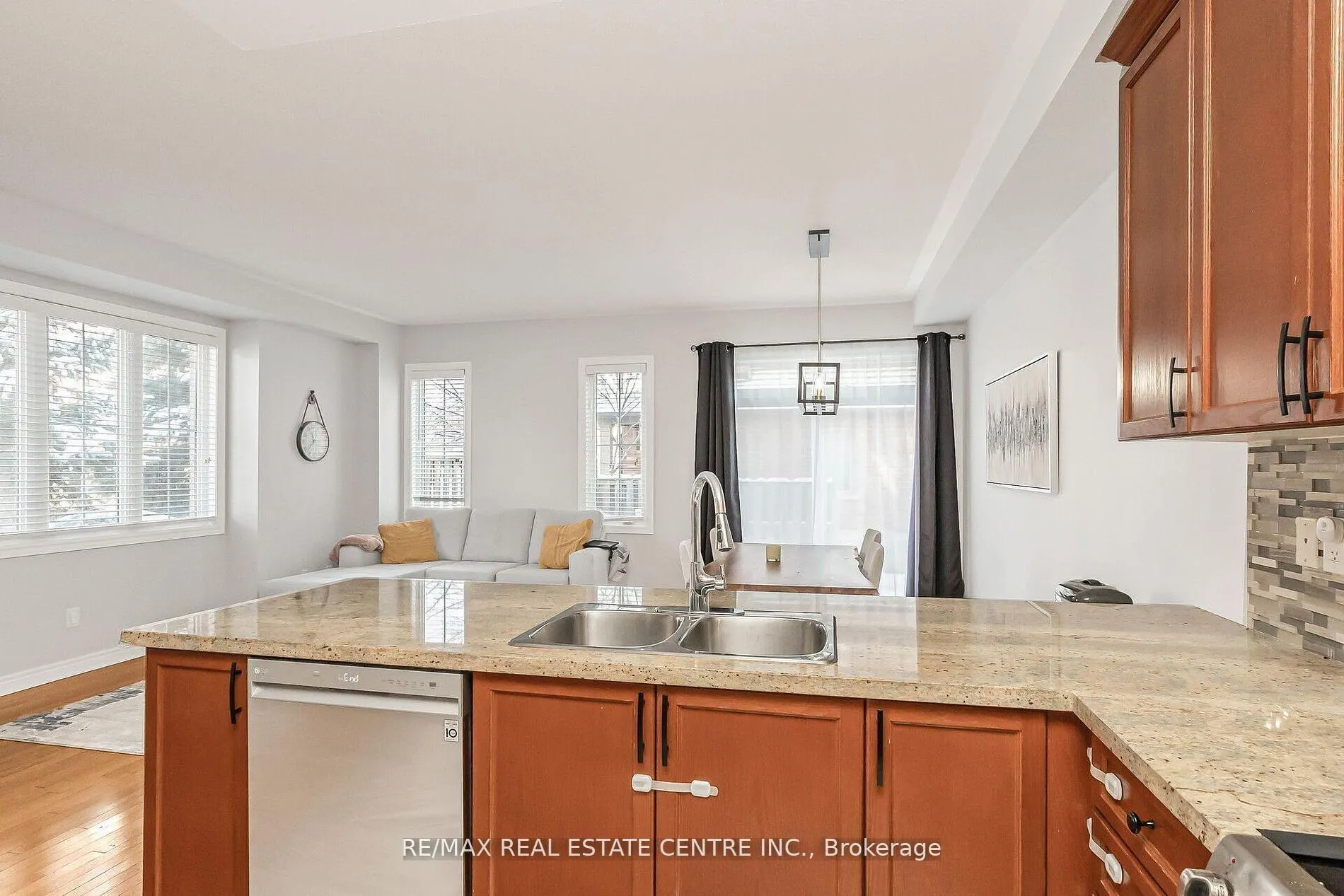 Photo 14 of 27 Cedar Lake Crescent, Brampton, Bram West — HOMEH