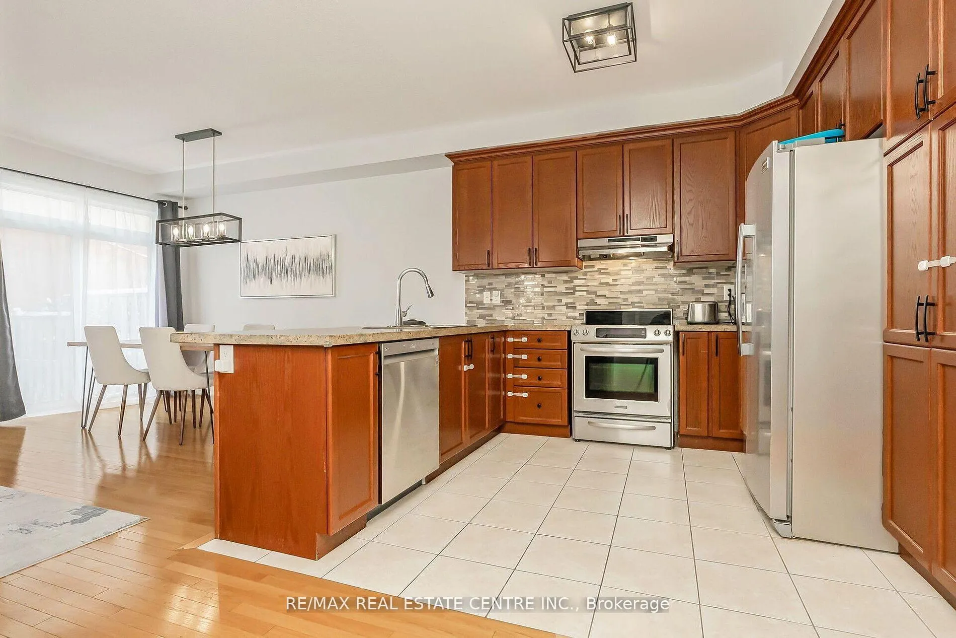 Photo 15 of 27 Cedar Lake Crescent, Brampton, Bram West — HOMEH