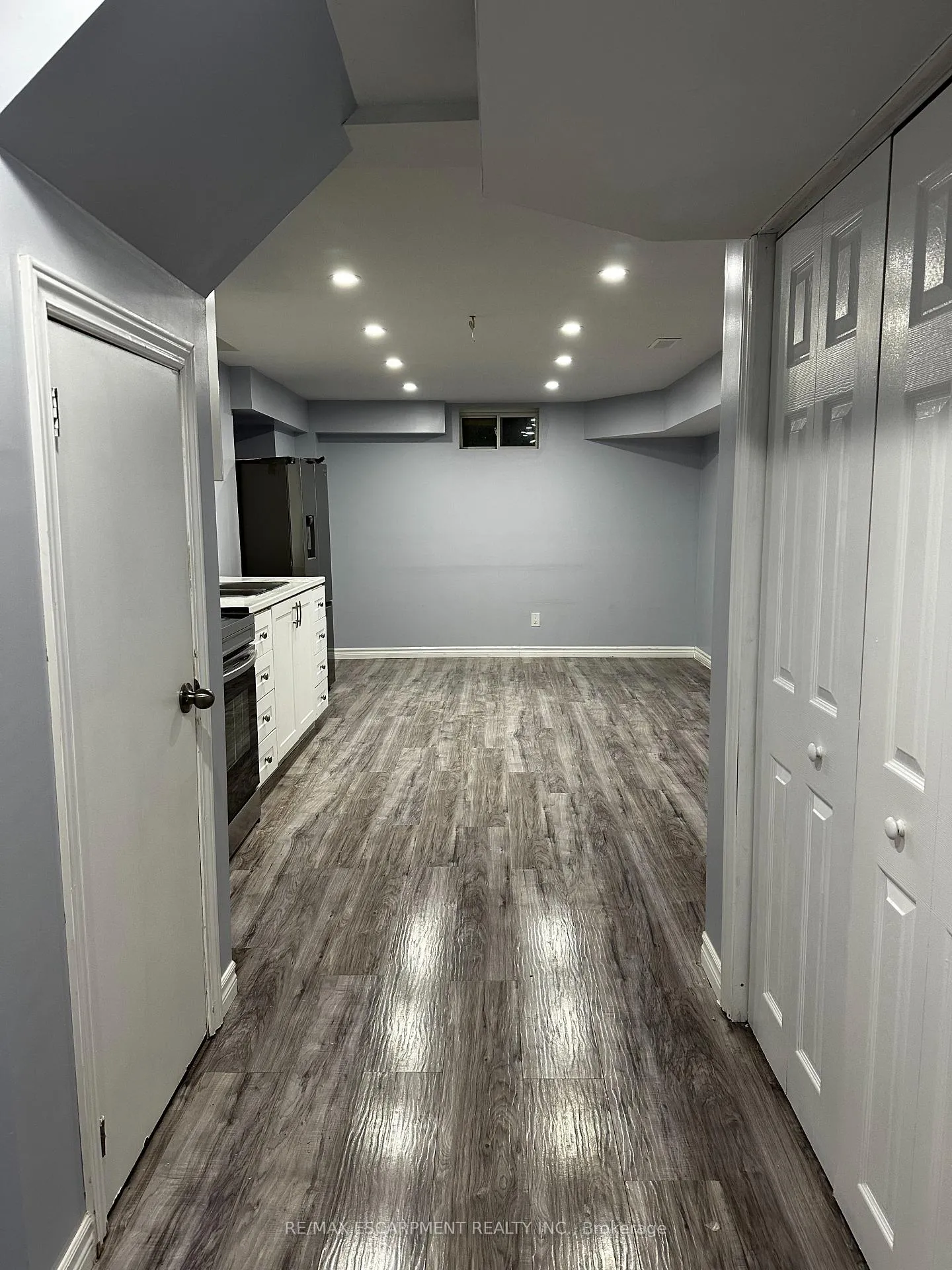 Photo 2 of 560 Stonehenge Drive, Hamilton, Meadowlands — HOMEH