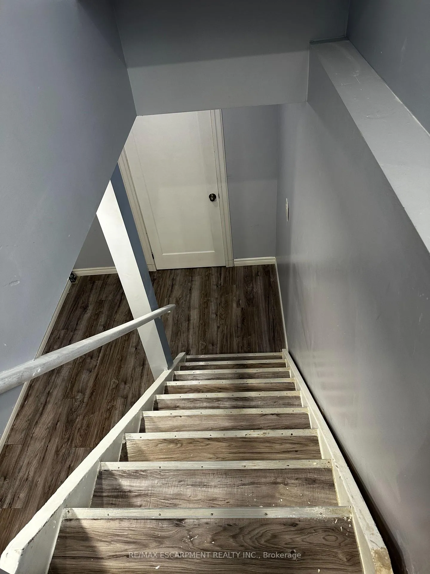 Photo 3 of 560 Stonehenge Drive, Hamilton, Meadowlands — HOMEH