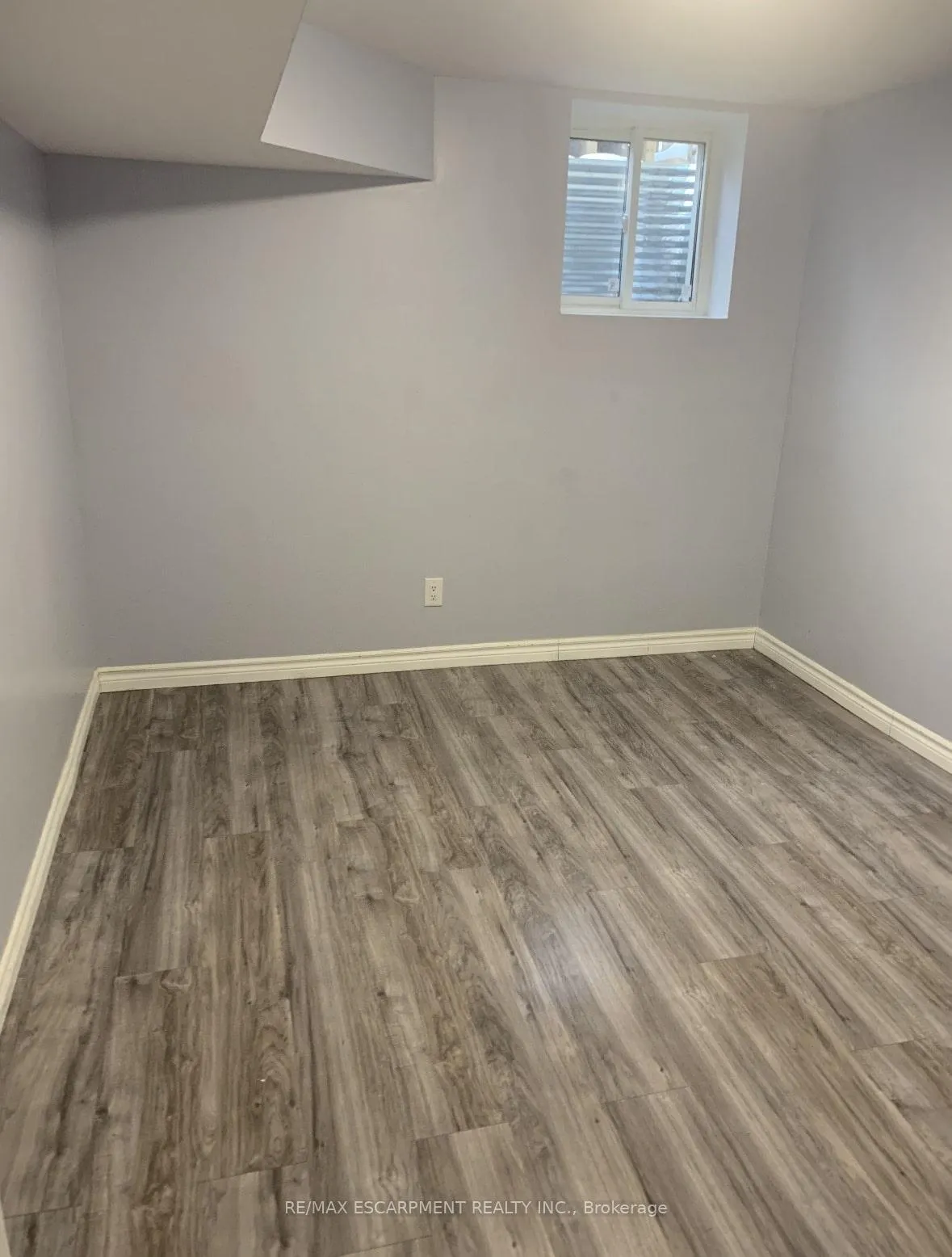 Photo 8 of 560 Stonehenge Drive, Hamilton, Meadowlands — HOMEH