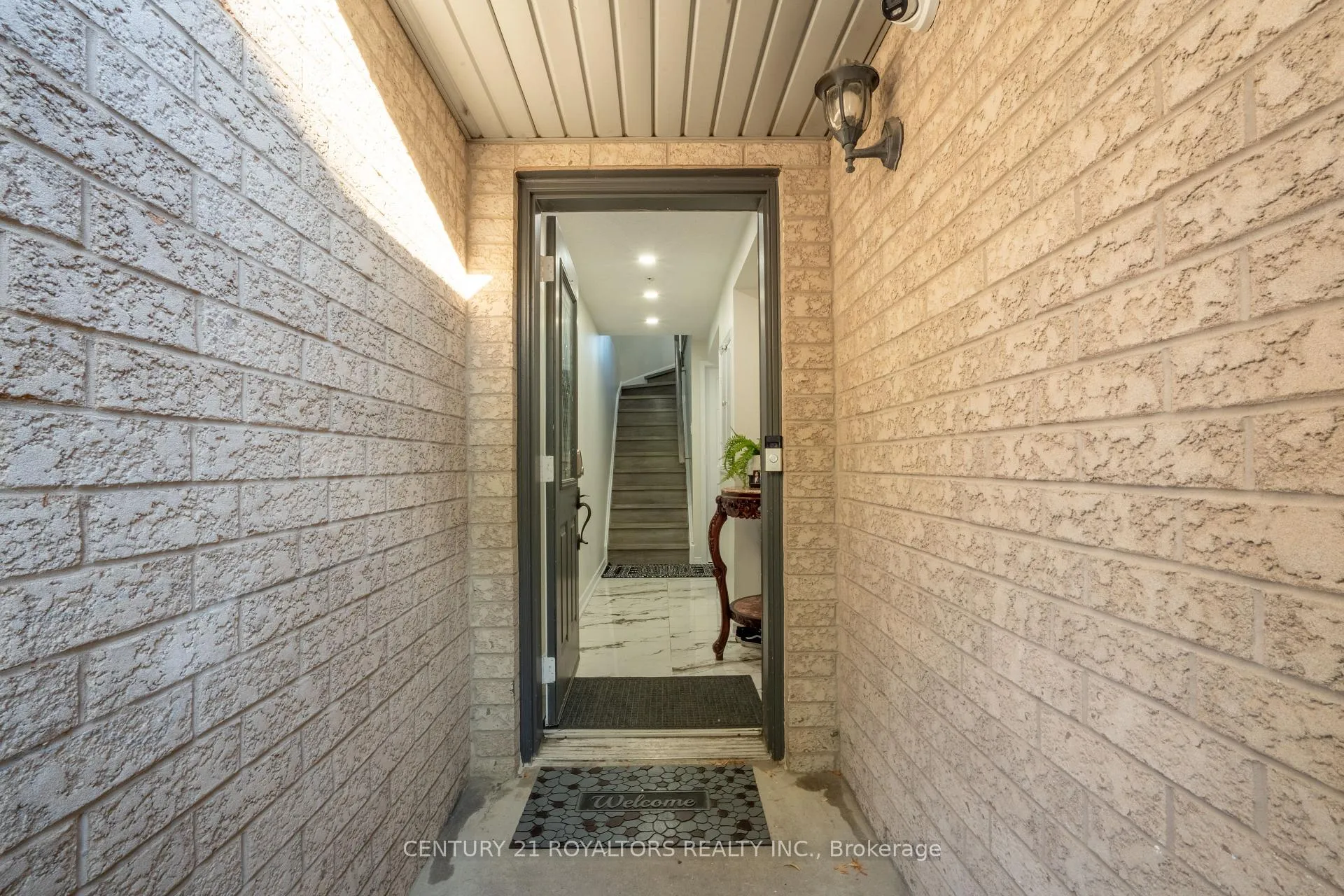 Photo 2 of 28 Spadina Road, Brampton, Brampton East — HOMEH
