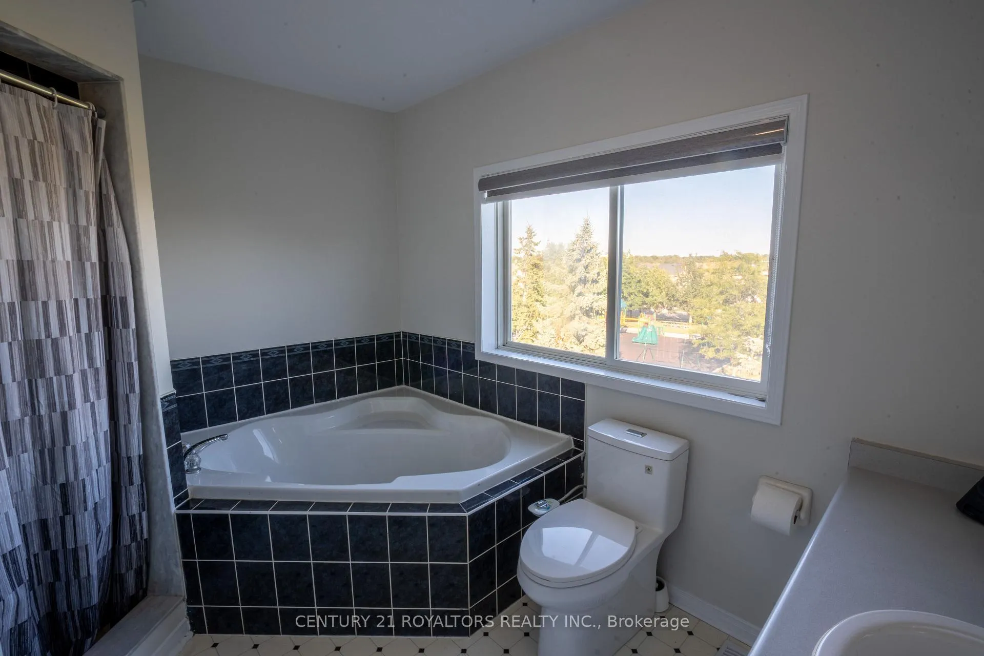 Photo 33 of 28 Spadina Road, Brampton, Brampton East — HOMEH