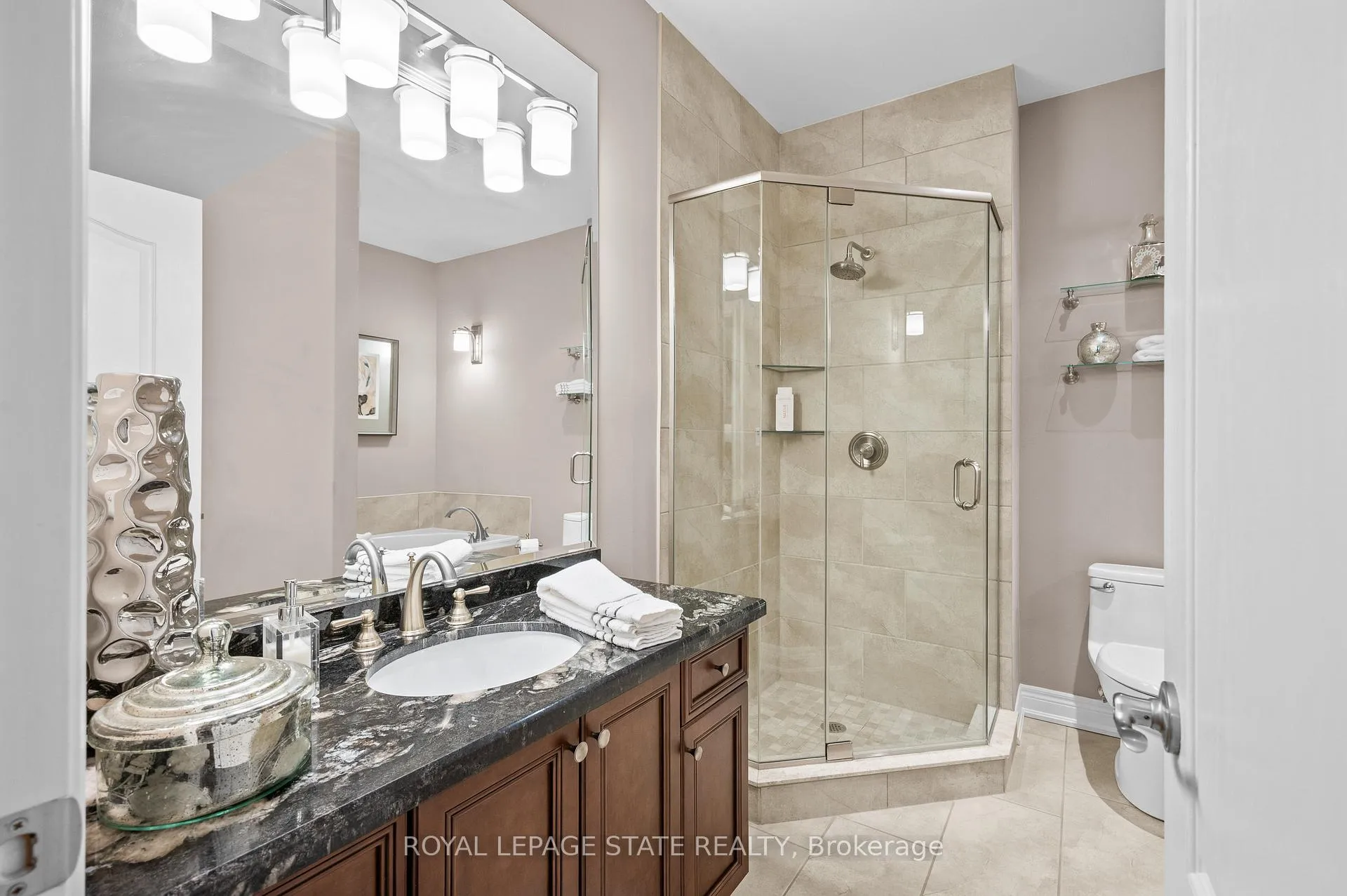 Photo 21 of 36 Toulon Avenue, Hamilton, Ancaster — HOMEH