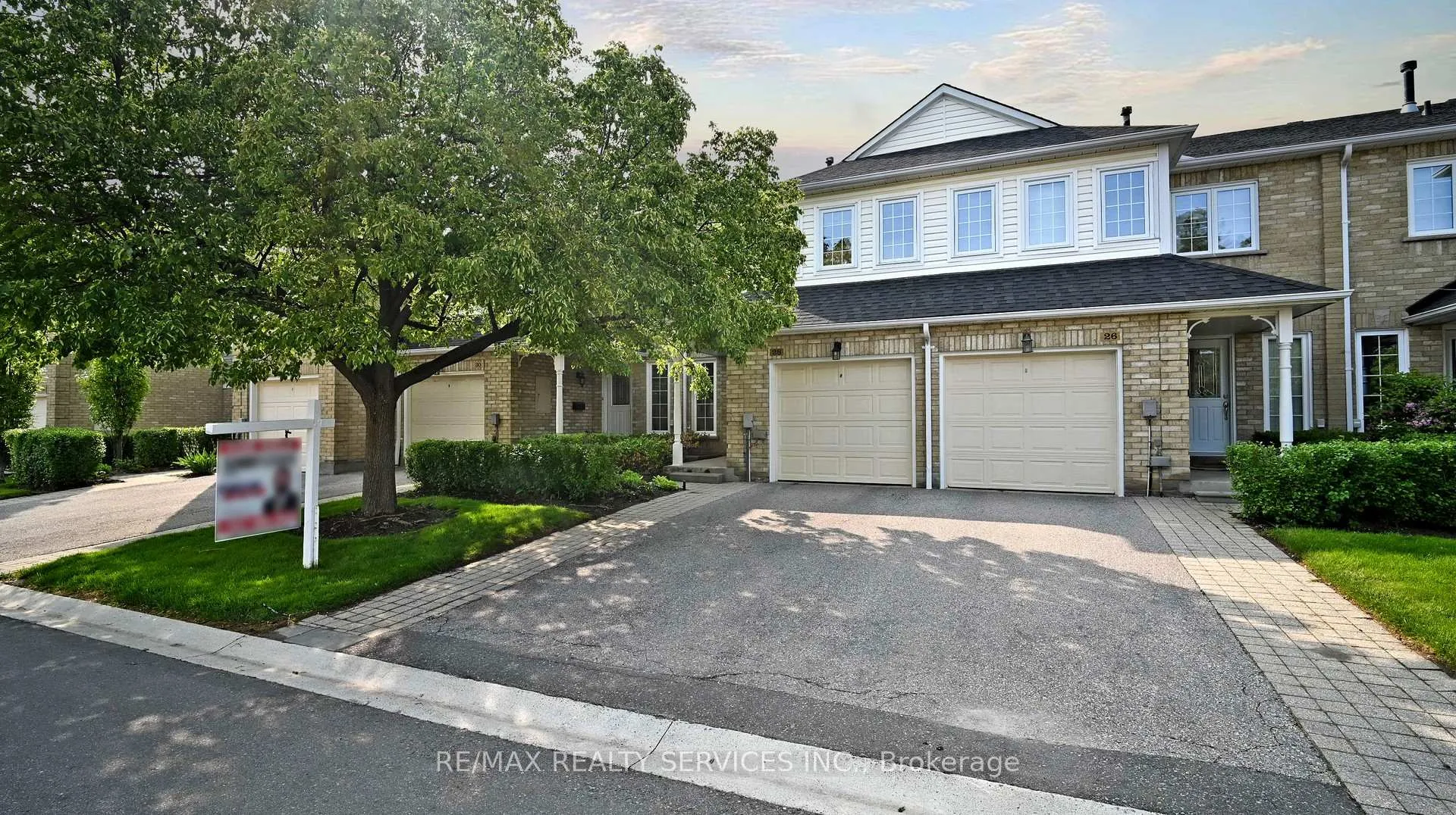 Photo 1 of 28 Heathcliffe Square, Brampton, Central Park — HOMEH