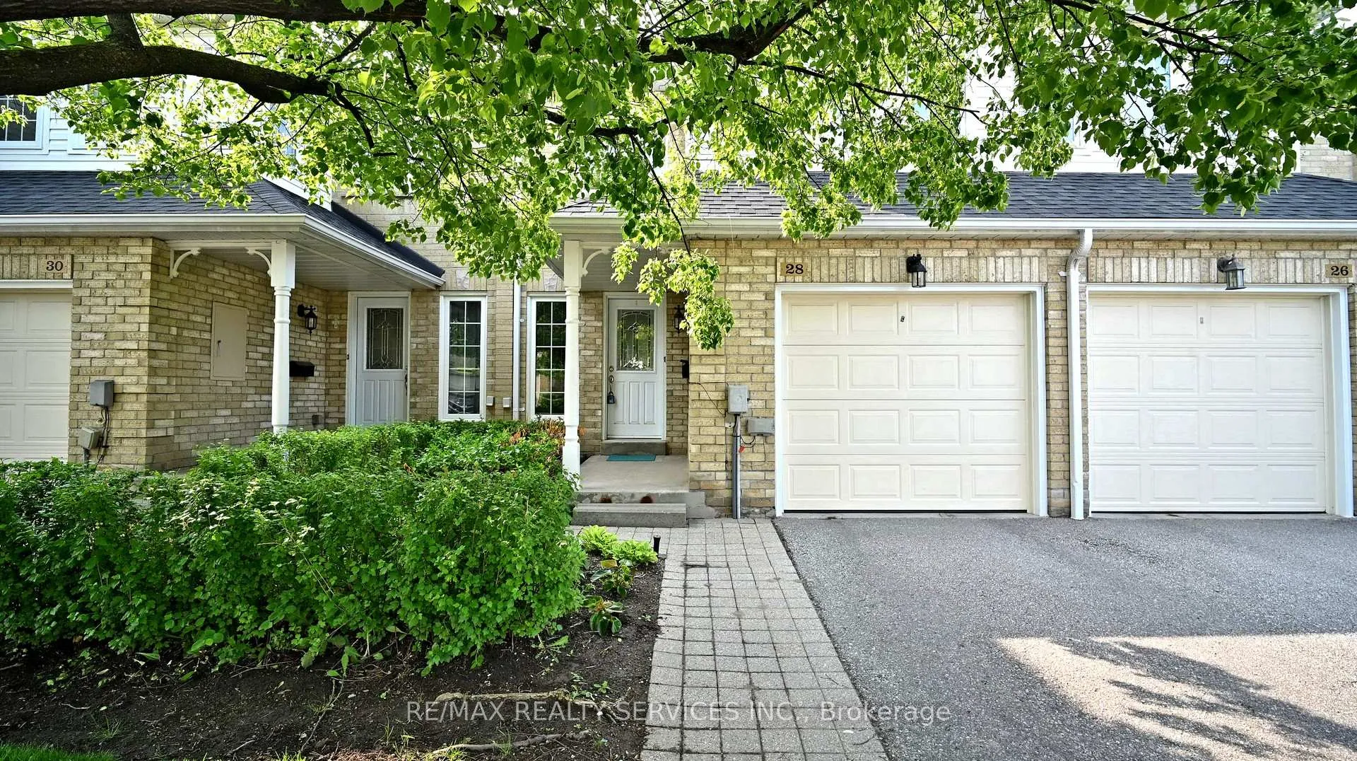 Photo 3 of 28 Heathcliffe Square, Brampton, Central Park — HOMEH