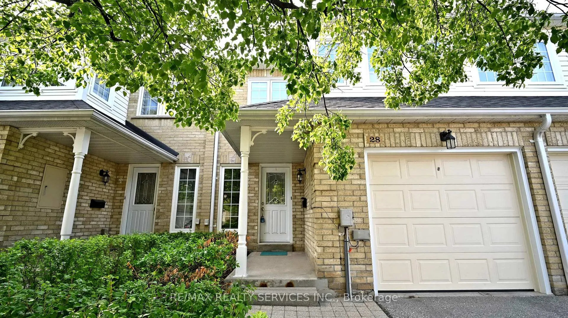 Photo 4 of 28 Heathcliffe Square, Brampton, Central Park — HOMEH