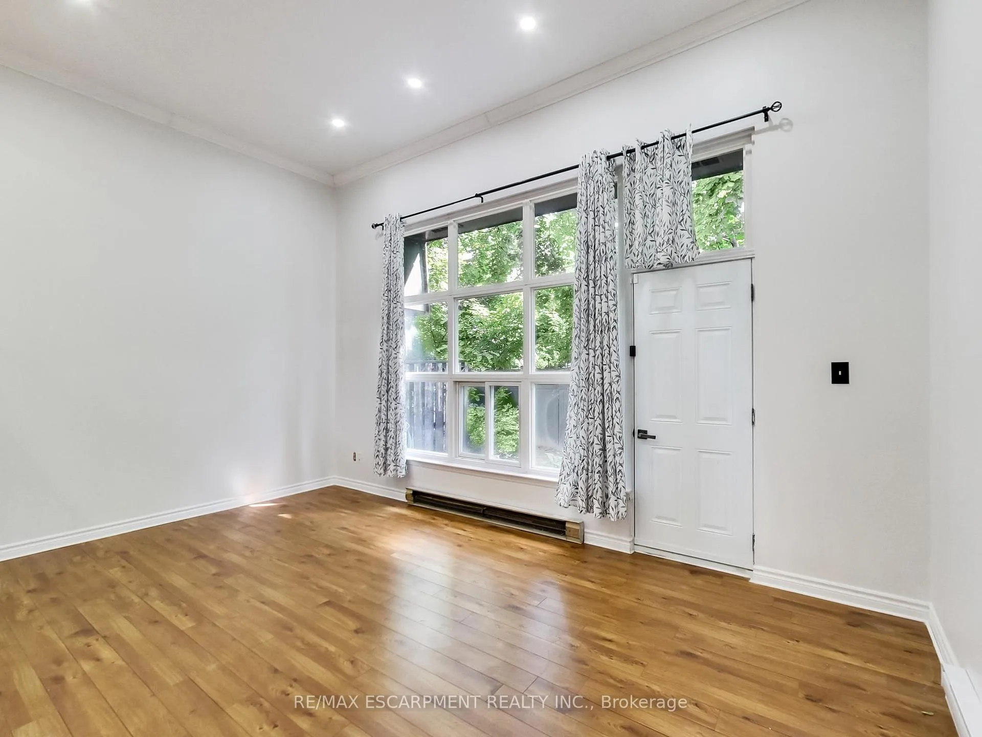 Photo 10 of 31 Briar Path, Brampton, Avondale — HOMEH