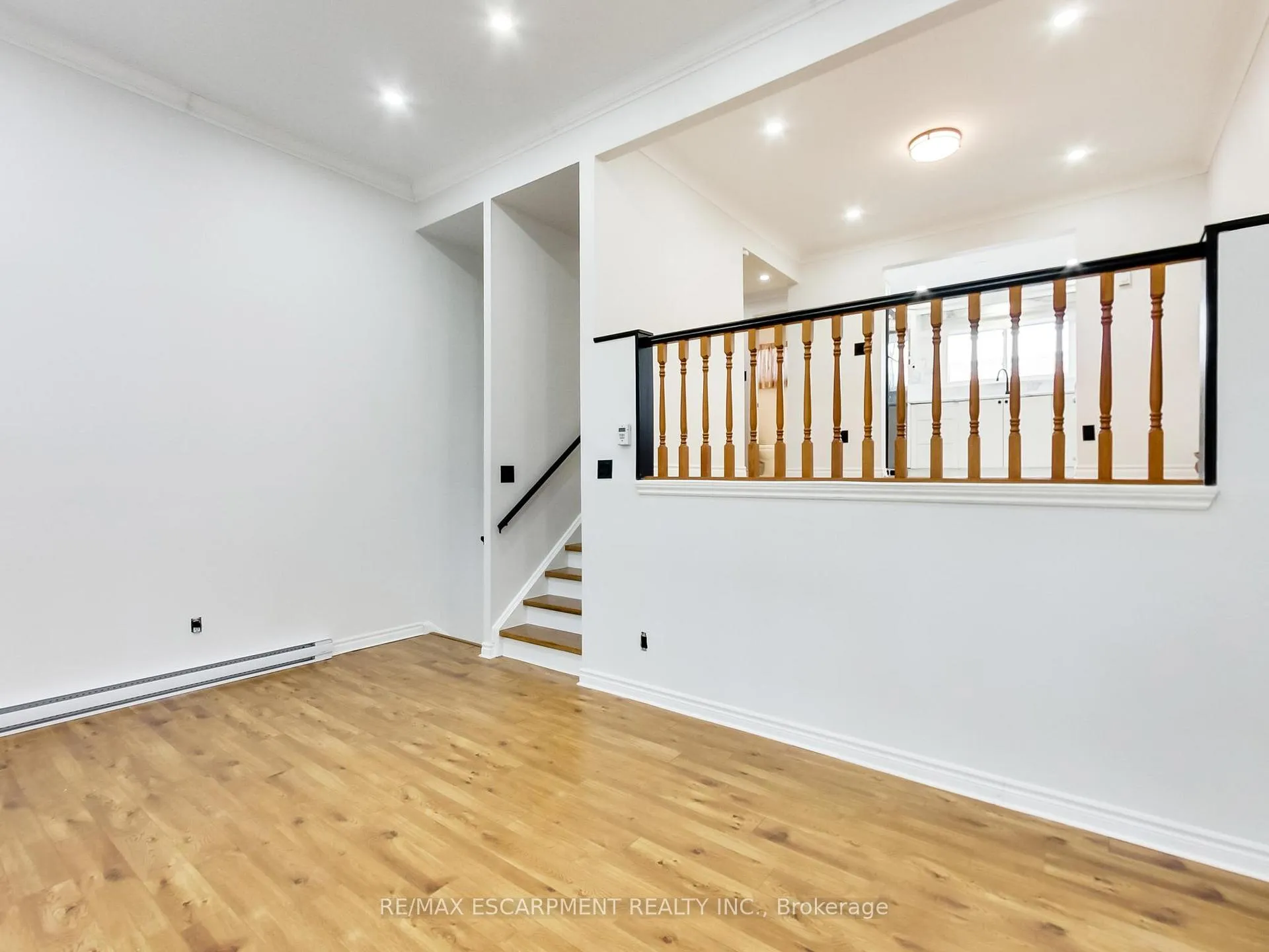 Photo 13 of 31 Briar Path, Brampton, Avondale — HOMEH