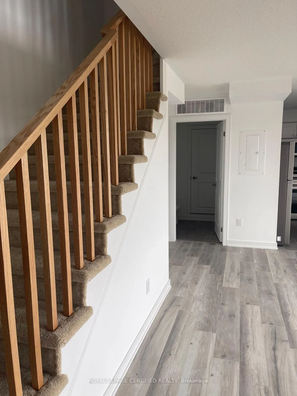 Photo 4 of 80 Appletree Lane, Barrie, Innis-Shore — HOMEH