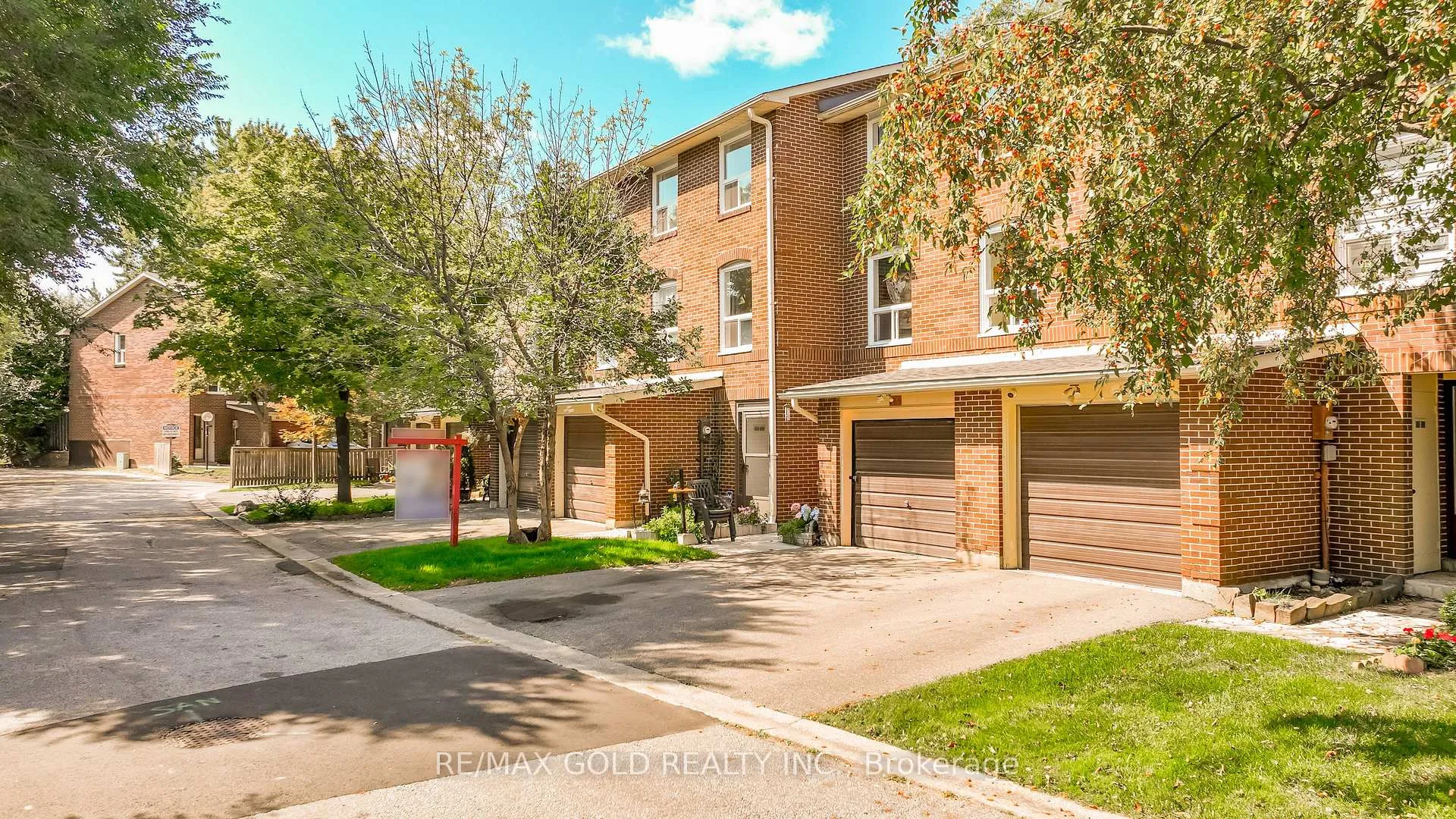 Photo 2 of 43 Eden Park Drive, Brampton, Southgate — HOMEH