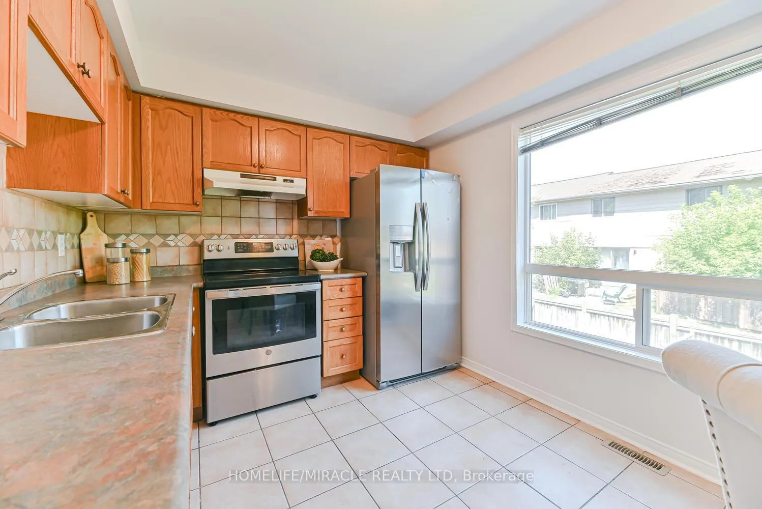 Photo 16 of 52 McGonigal Lane, Ajax, Central — HOMEH