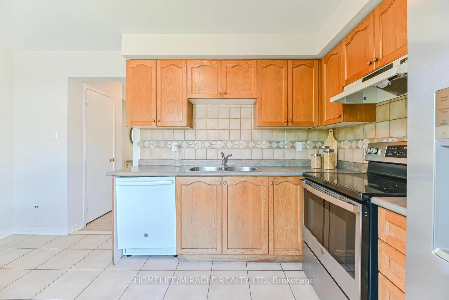 Photo 17 of 52 McGonigal Lane, Ajax, Central — HOMEH
