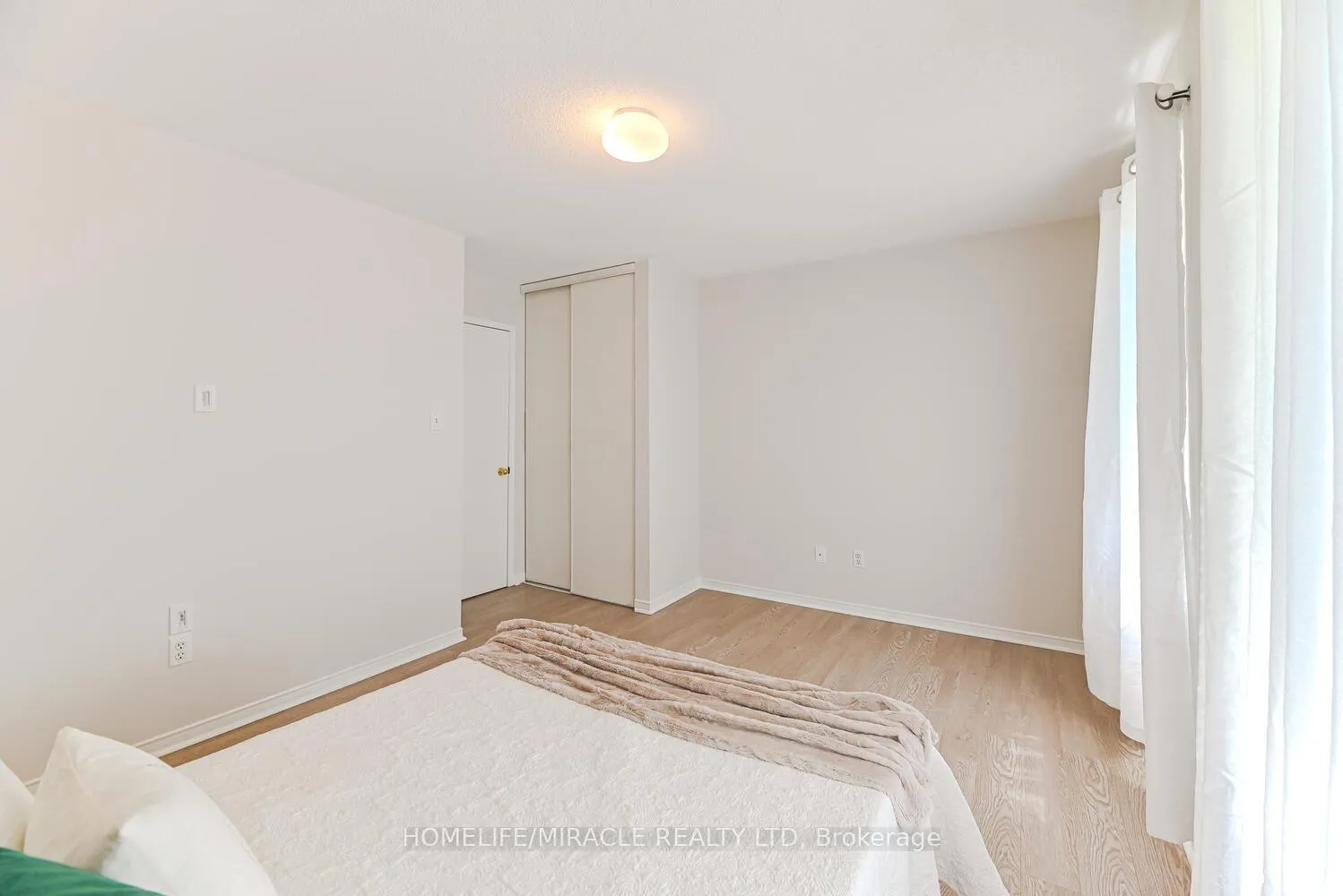 Photo 27 of 52 McGonigal Lane, Ajax, Central — HOMEH