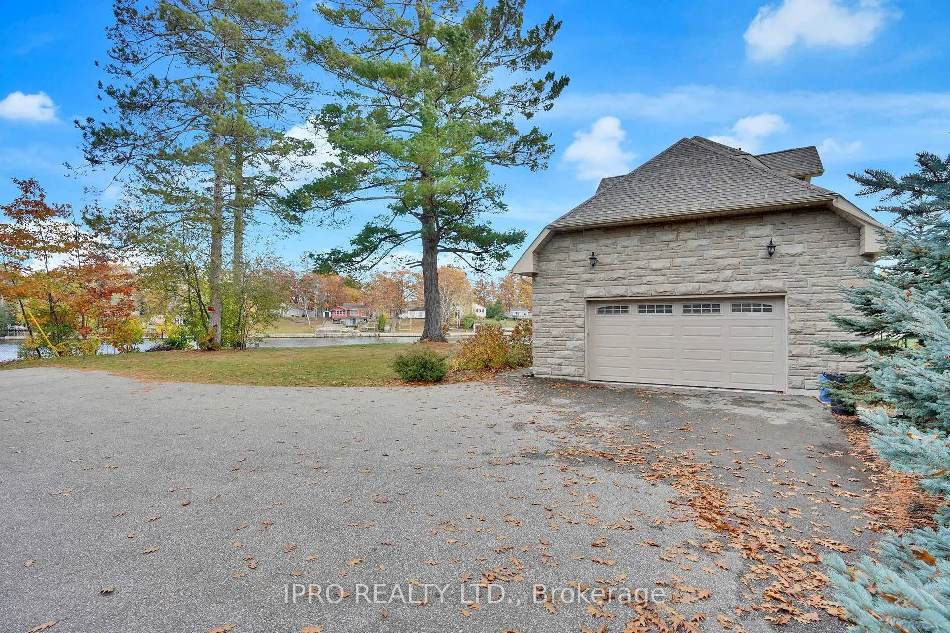 Photo 4 of 22 10th Street S, Wasaga Beach — HOMEH