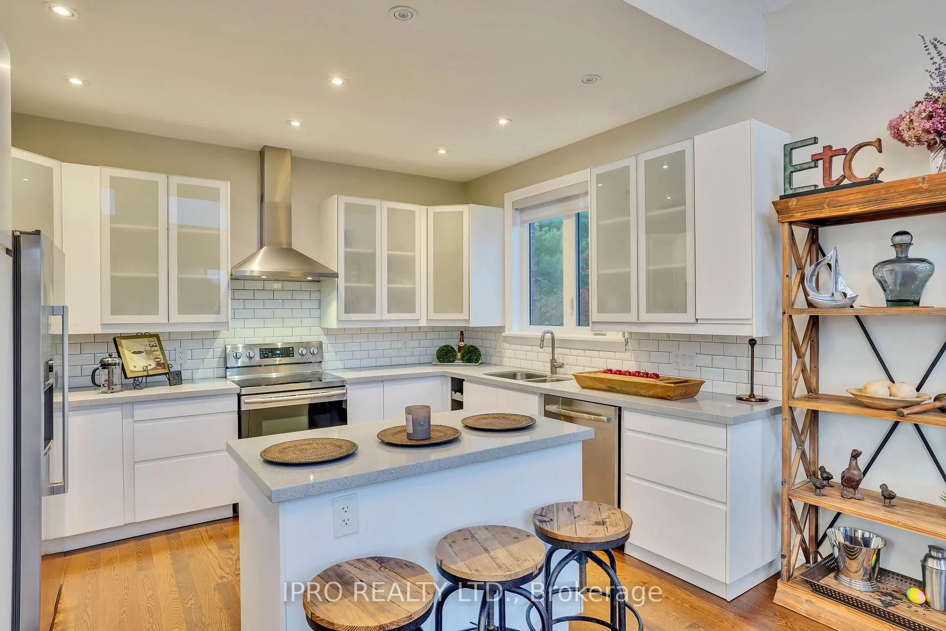 Photo 6 of 22 10th Street S, Wasaga Beach — HOMEH