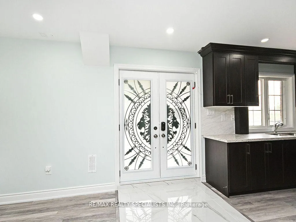 Photo 4 of 42 Midcrest Circle, Brampton, Credit Valley — HOMEH
