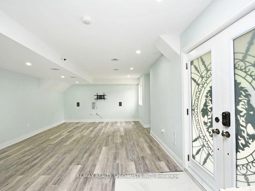 Photo 5 of 42 Midcrest Circle, Brampton, Credit Valley — HOMEH