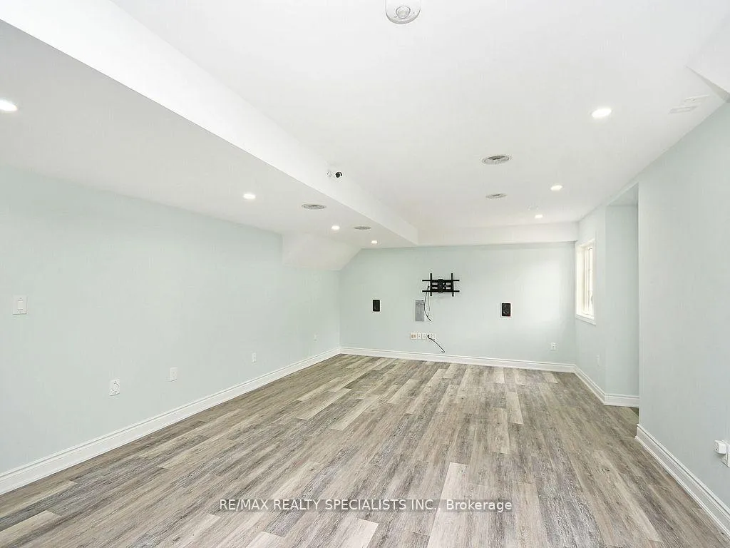 Photo 6 of 42 Midcrest Circle, Brampton, Credit Valley — HOMEH