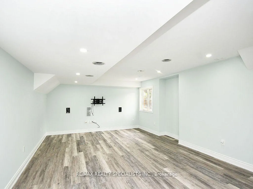 Photo 7 of 42 Midcrest Circle, Brampton, Credit Valley — HOMEH